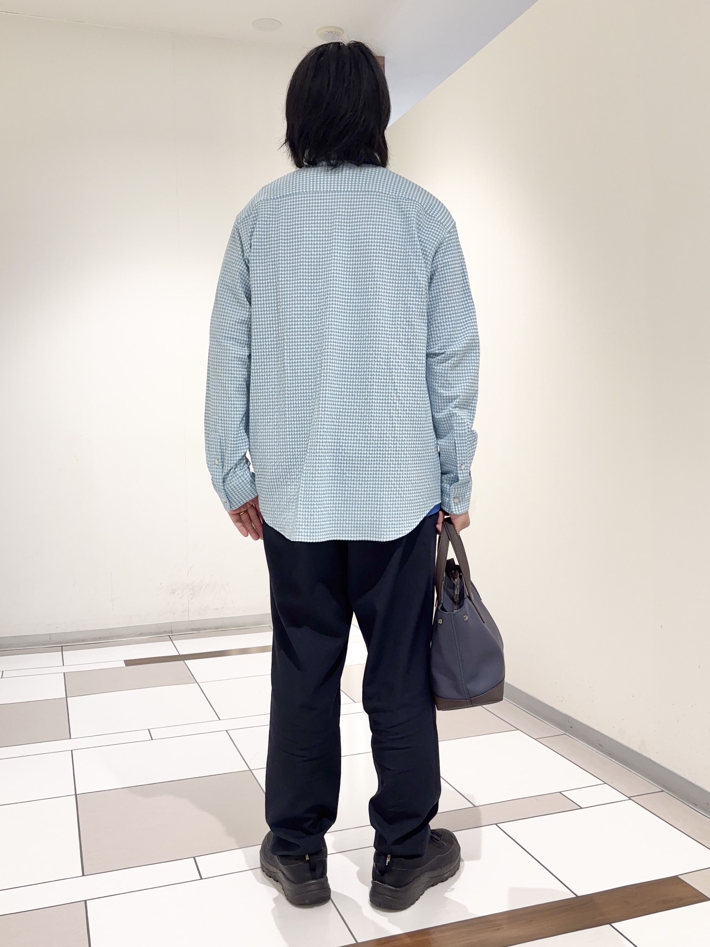 及川さんの「TAKEO KIKUCHI｜【抗菌防臭/シーズンレス】シアサッカーギンガムチェック ストレッチシャツ」を使ったコーディネート