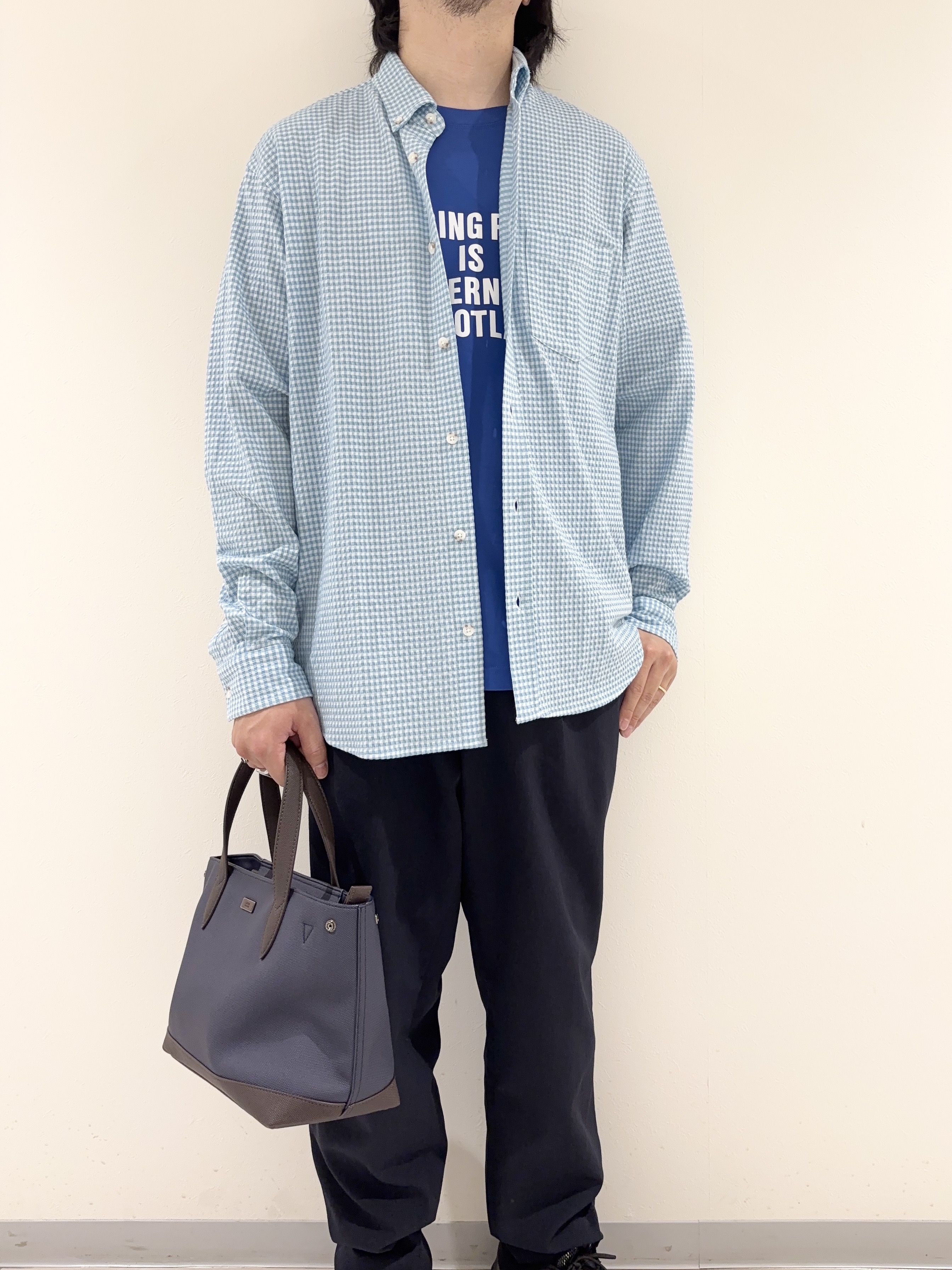 及川さんの「TAKEO KIKUCHI｜【抗菌防臭/シーズンレス】シアサッカーギンガムチェック ストレッチシャツ」を使ったコーディネート
