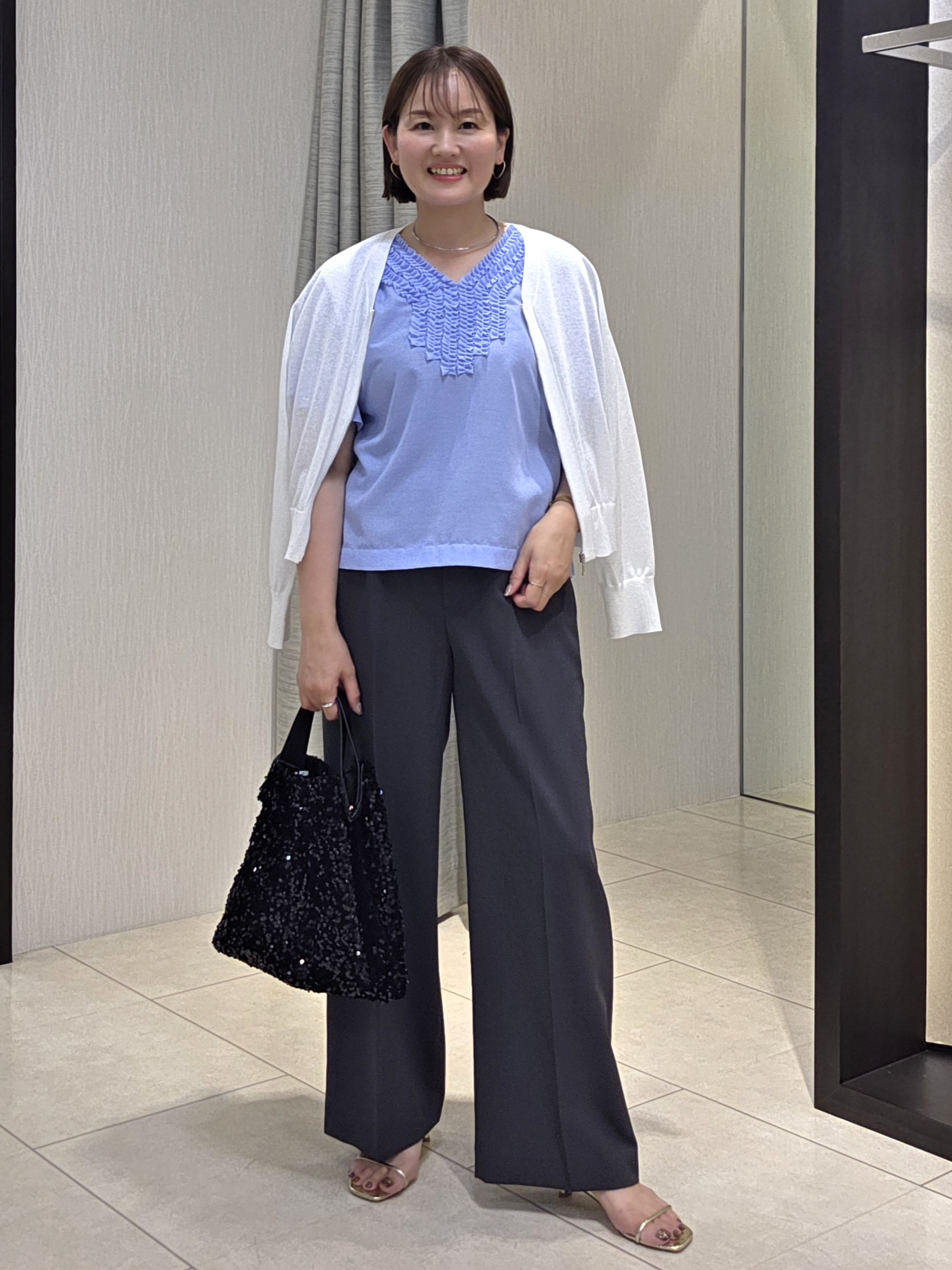 naokoさんの「UNTITLED｜【接触冷感/通気性/洗える】Vネックフリルブラウス」を使ったコーディネート