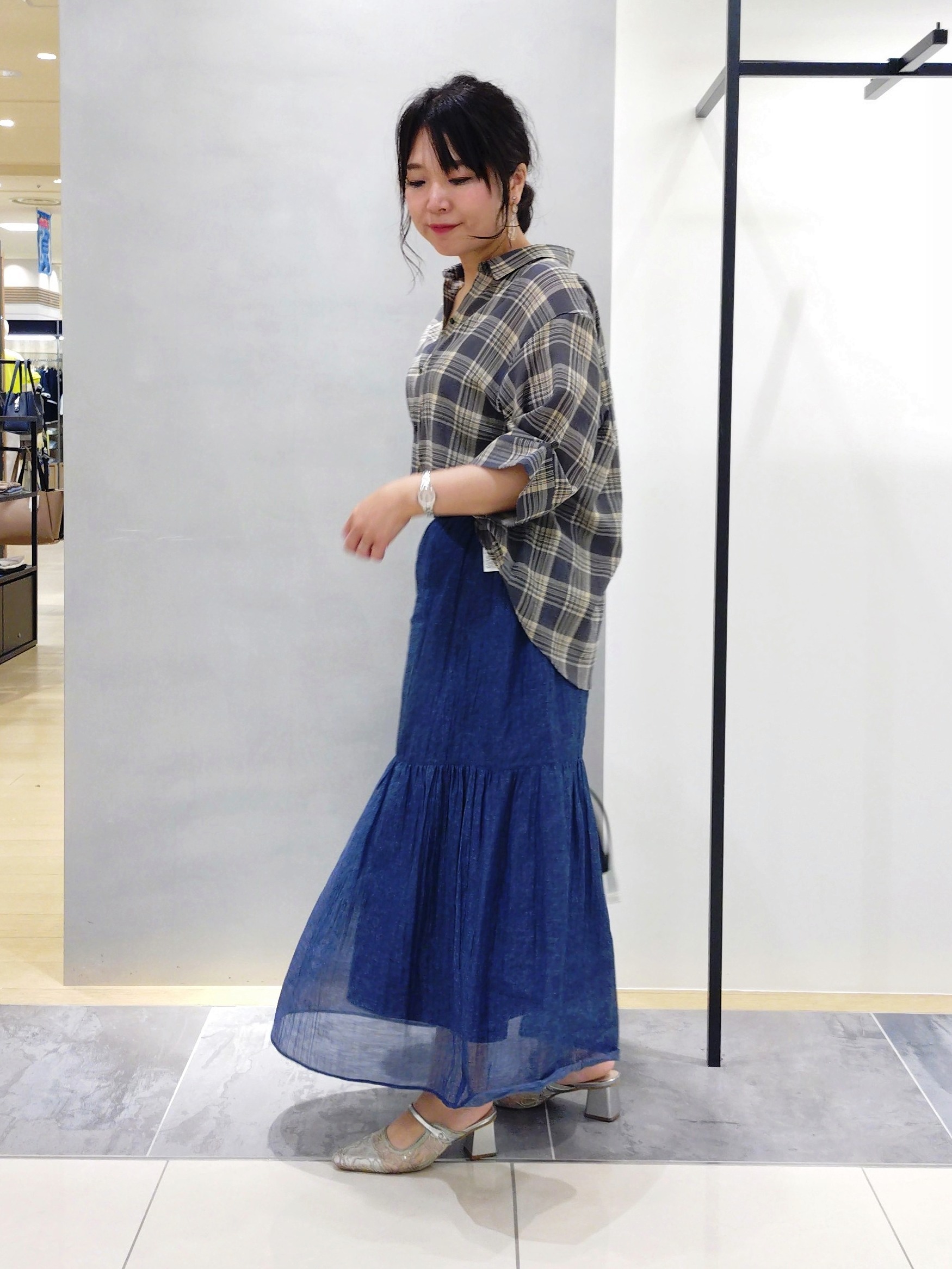 TOMOMIさんの「INDIVI｜【洗える／きれいめ】デニム風シアーティアードスカート」を使ったコーディネート