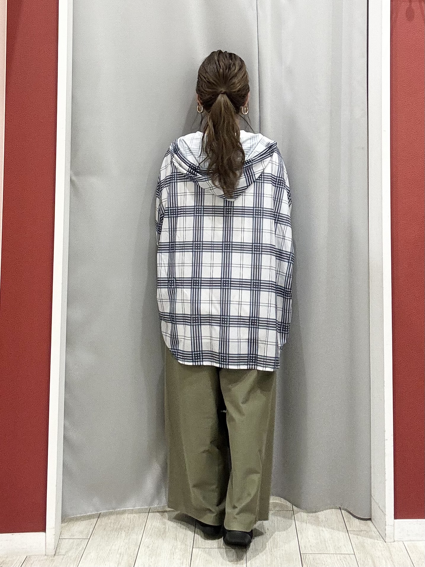 shioさんの「SHOO･LA･RUE｜【洗濯機可/体型カバー】程よい透け感の ゆるシルエットシア―シャツ」を使ったコーディネート