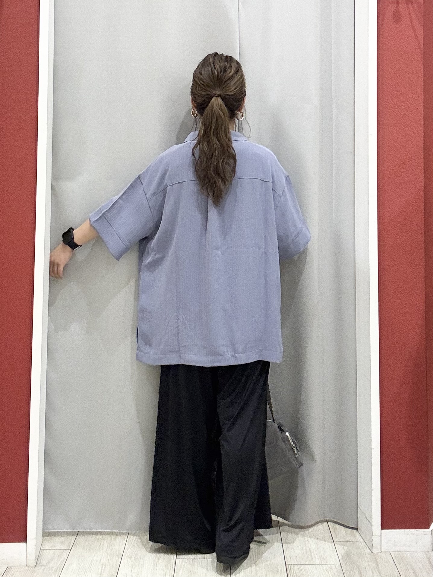 shioさんの「SHOO･LA･RUE｜【通気性〇/ひんやり/S-LL】洗濯後しわになりにくい とろみストライプシャツ」を使ったコーディネート