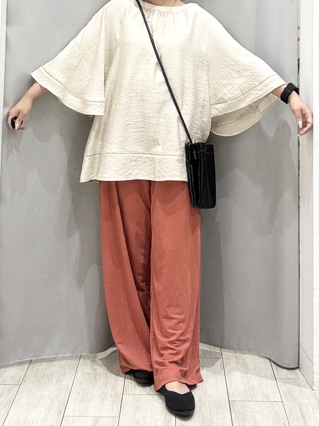shioさんの「SHOO･LA･RUE｜【ひんやり/S-LL/体型カバー】はしごレースが涼し気な スラブポンチョ風ブラウス」を使ったコーディネート