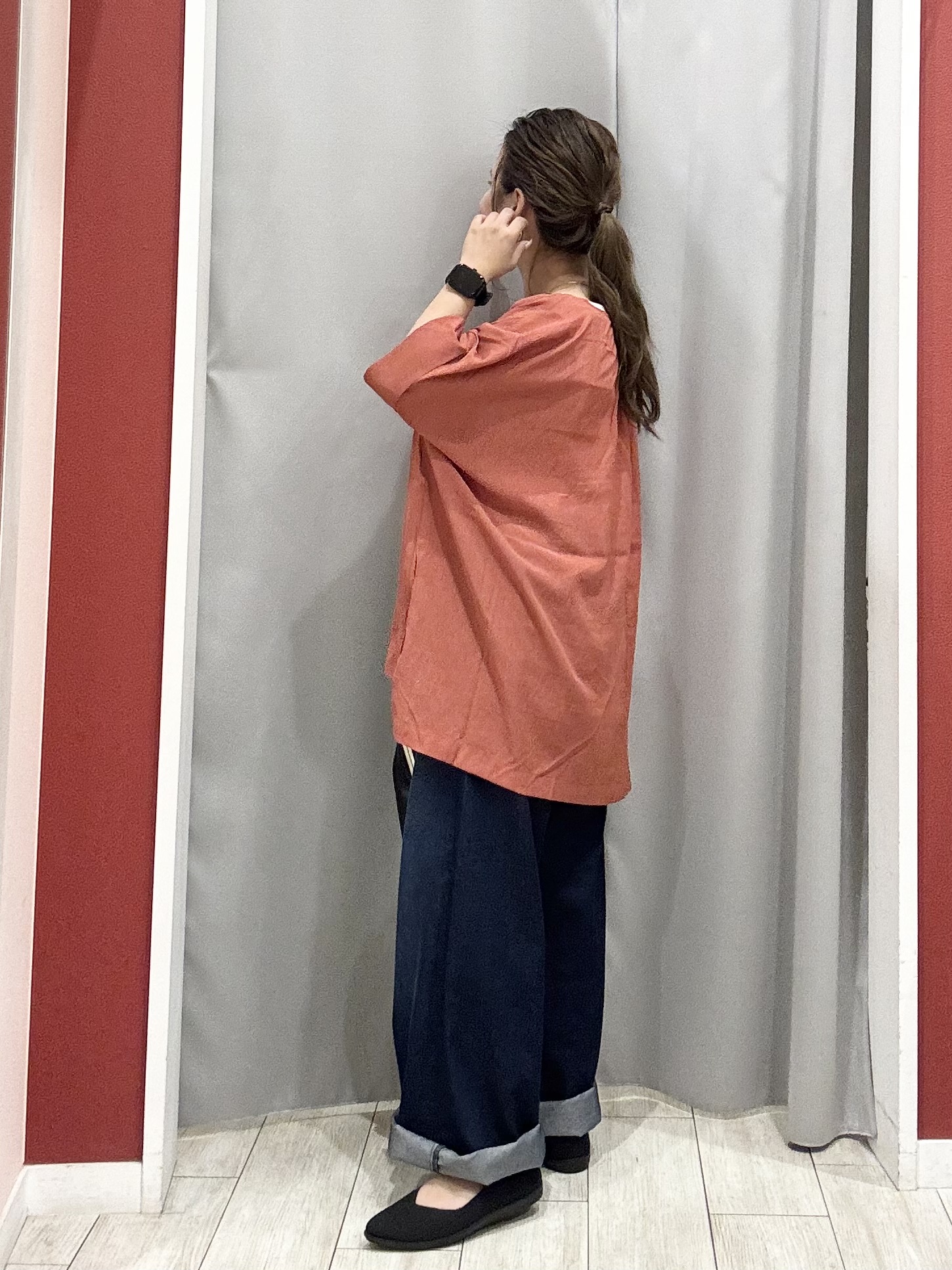 shioさんの「SHOO･LA･RUE｜【2点セット/洗濯機可/インしないで着られる】大人の抜け感 リボン付きポンチョ風ブラウス＆タンクトッ」を使ったコーディネート
