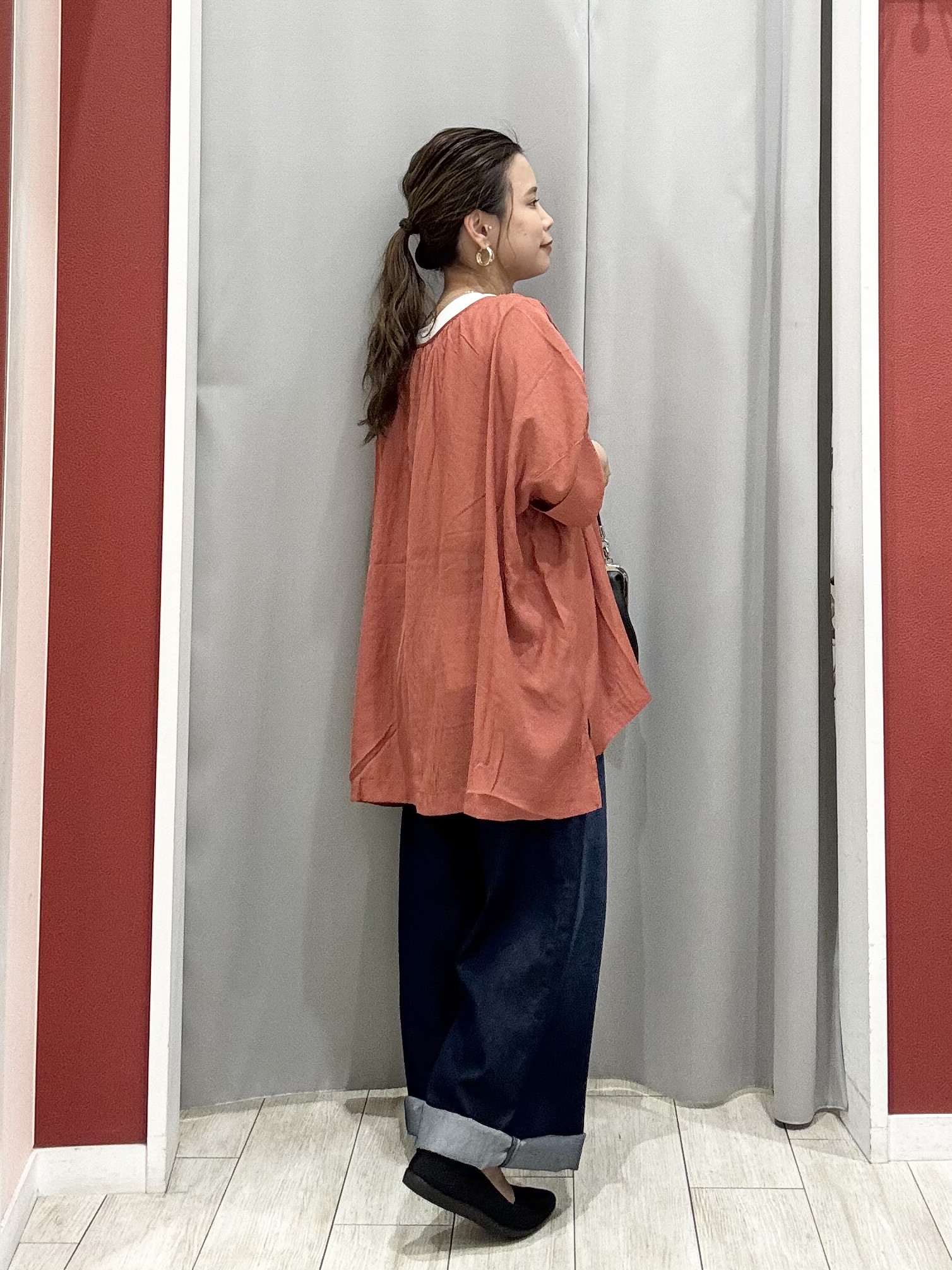 shioさんの「SHOO･LA･RUE｜【2点セット/洗濯機可/インしないで着られる】大人の抜け感 リボン付きポンチョ風ブラウス＆タンクトッ」を使ったコーディネート
