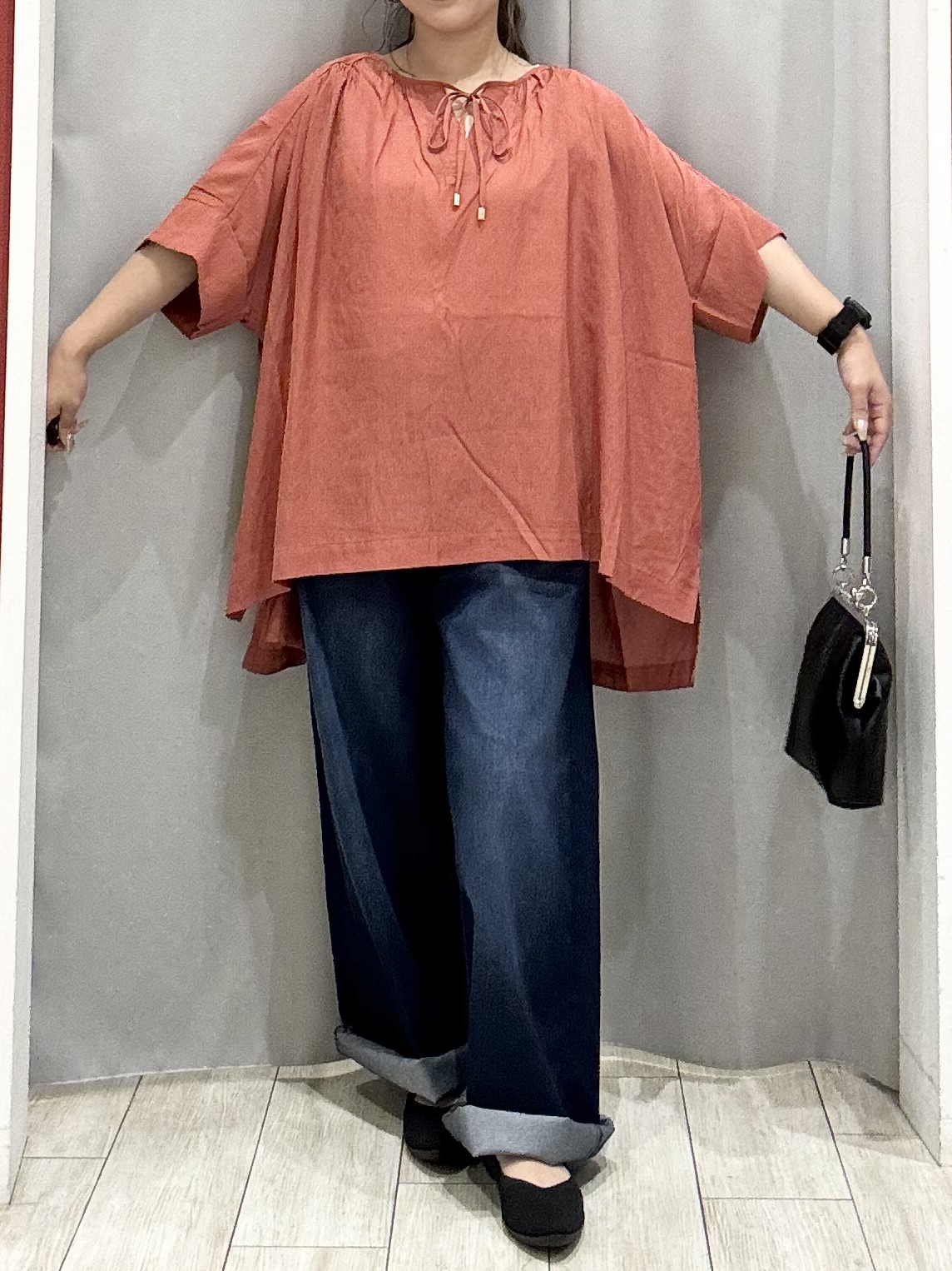 shioさんの「SHOO･LA･RUE｜【2点セット/洗濯機可/インしないで着られる】大人の抜け感 リボン付きポンチョ風ブラウス＆タンクトッ」を使ったコーディネート