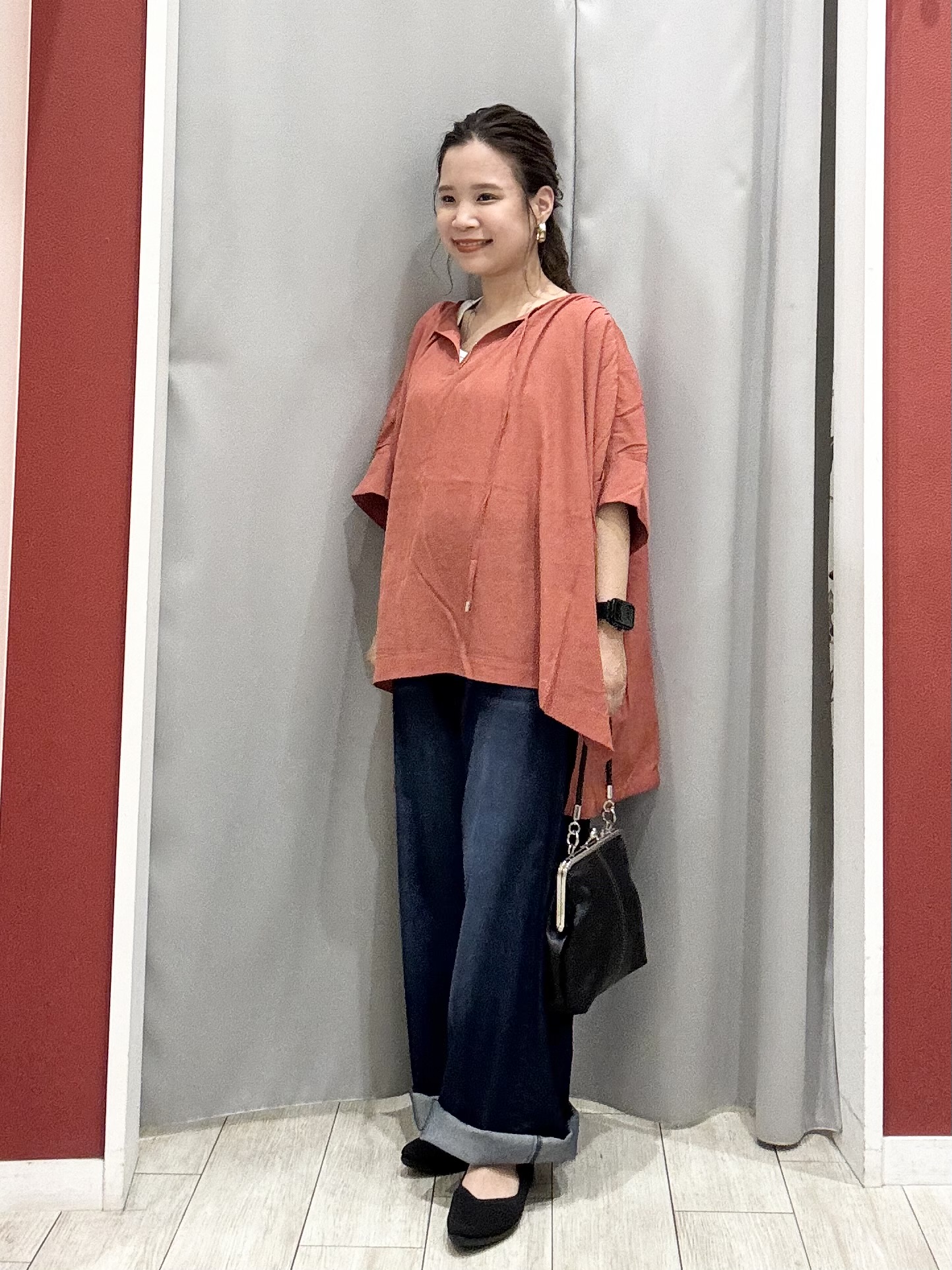 shioさんの「SHOO･LA･RUE｜【2点セット/洗濯機可/インしないで着られる】大人の抜け感 リボン付きポンチョ風ブラウス＆タンクトッ」を使ったコーディネート
