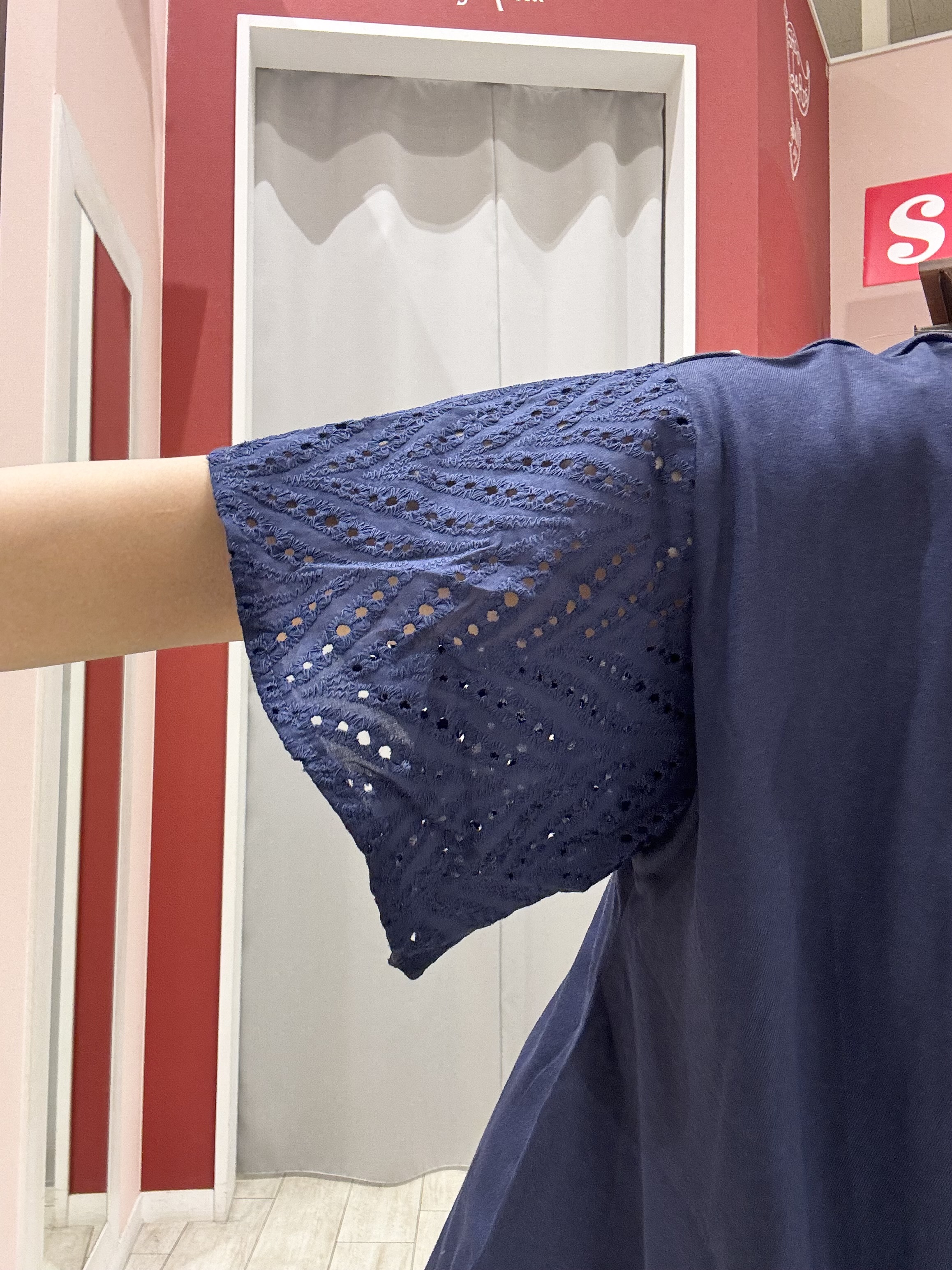 shioさんの「SHOO･LA･RUE｜【汗じみ防止/ひんやり/体型カバー】真夏の味方。 汗じみが気になりにくい お袖レースフレアTシャツ」を使ったコーディネート