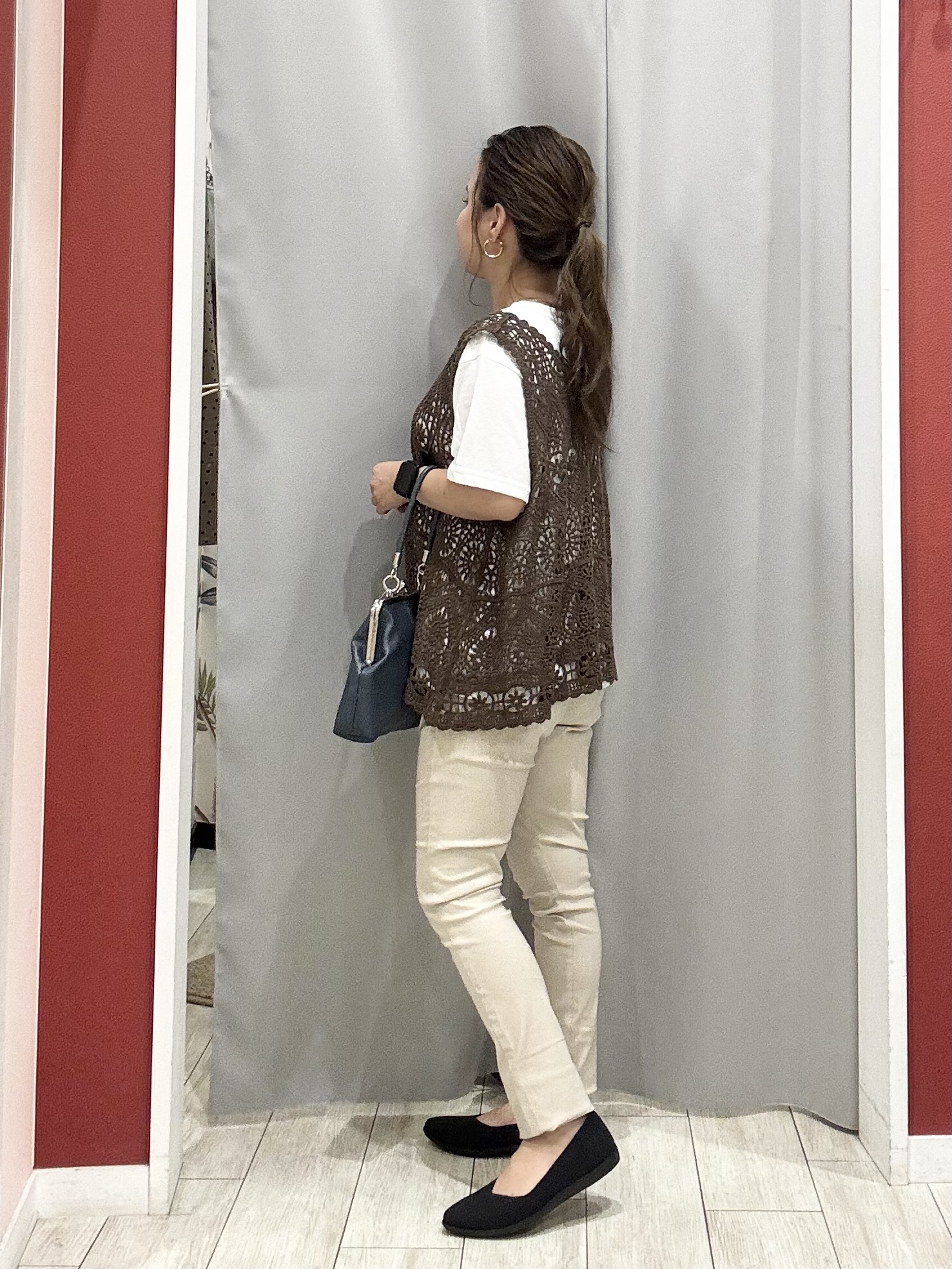 shioさんの「SHOO･LA･RUE｜【2点セット/体型カバー】クロシェ編みベスト+ロゴT」を使ったコーディネート