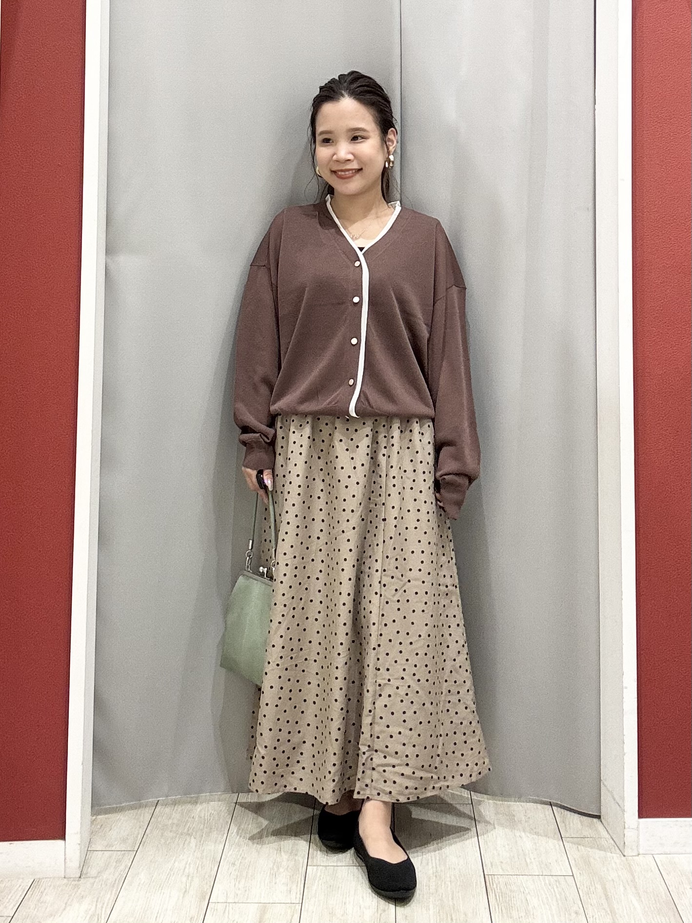 shioさんの「SHOO･LA･RUE｜【洗濯機可/S-LL】配色シフォン襟でサマ見え 上品シアーカーディガン」を使ったコーディネート