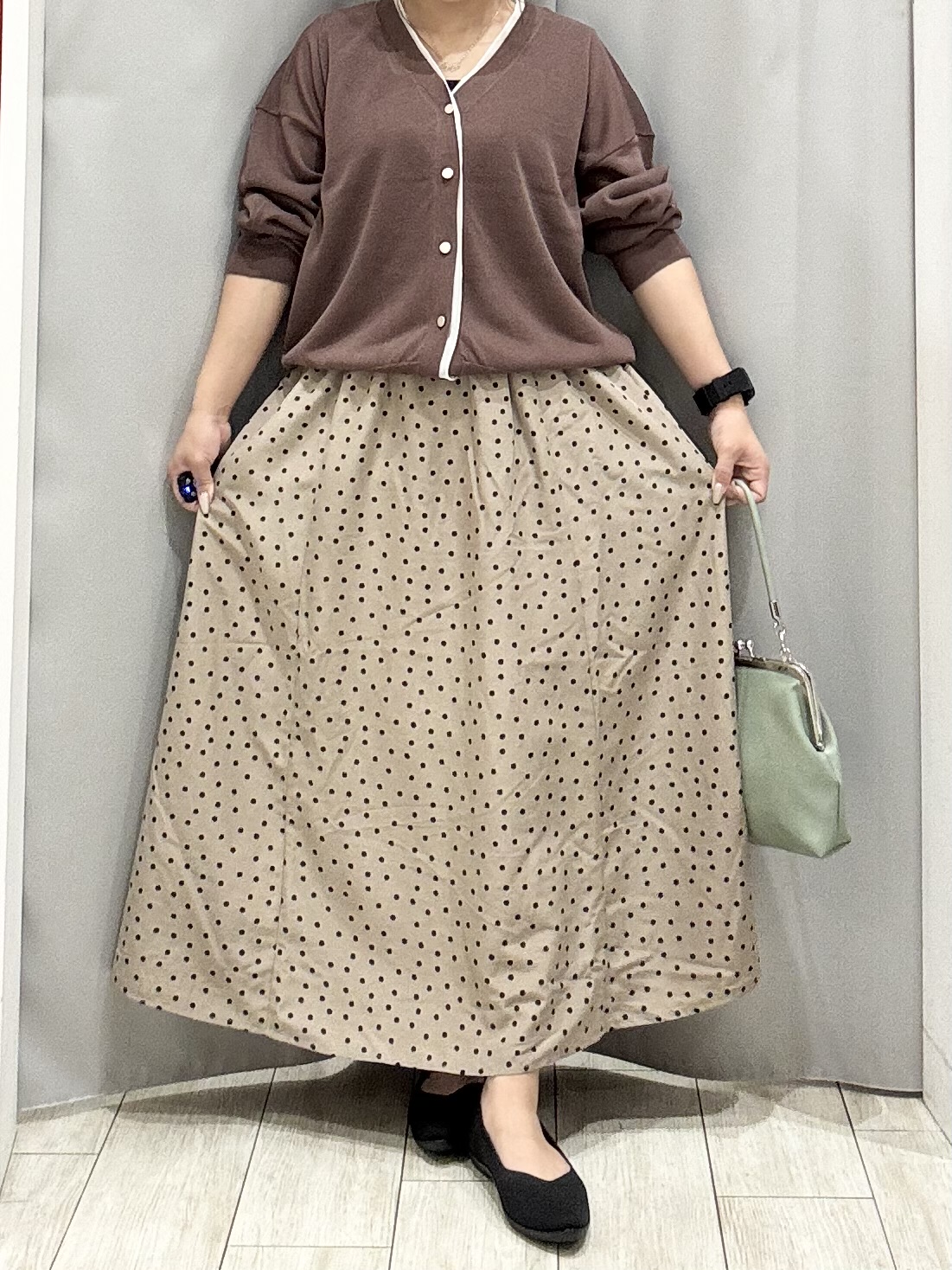 shioさんの「SHOO･LA･RUE｜【洗濯機可/S-LL】配色シフォン襟でサマ見え 上品シアーカーディガン」を使ったコーディネート