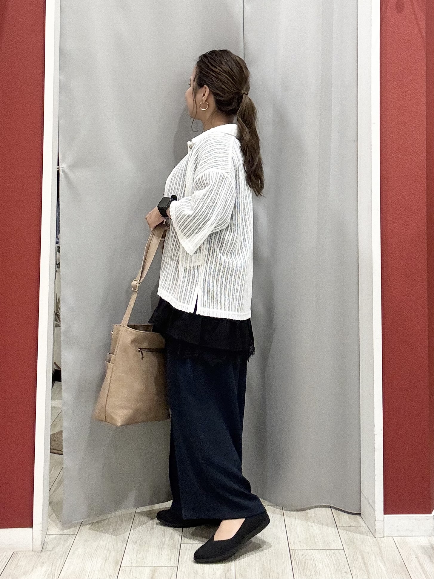 shioさんの「SHOO･LA･RUE｜【洗濯機可/S-LL】軽やかで涼しげな 透かしレース風前開きシャツ」を使ったコーディネート
