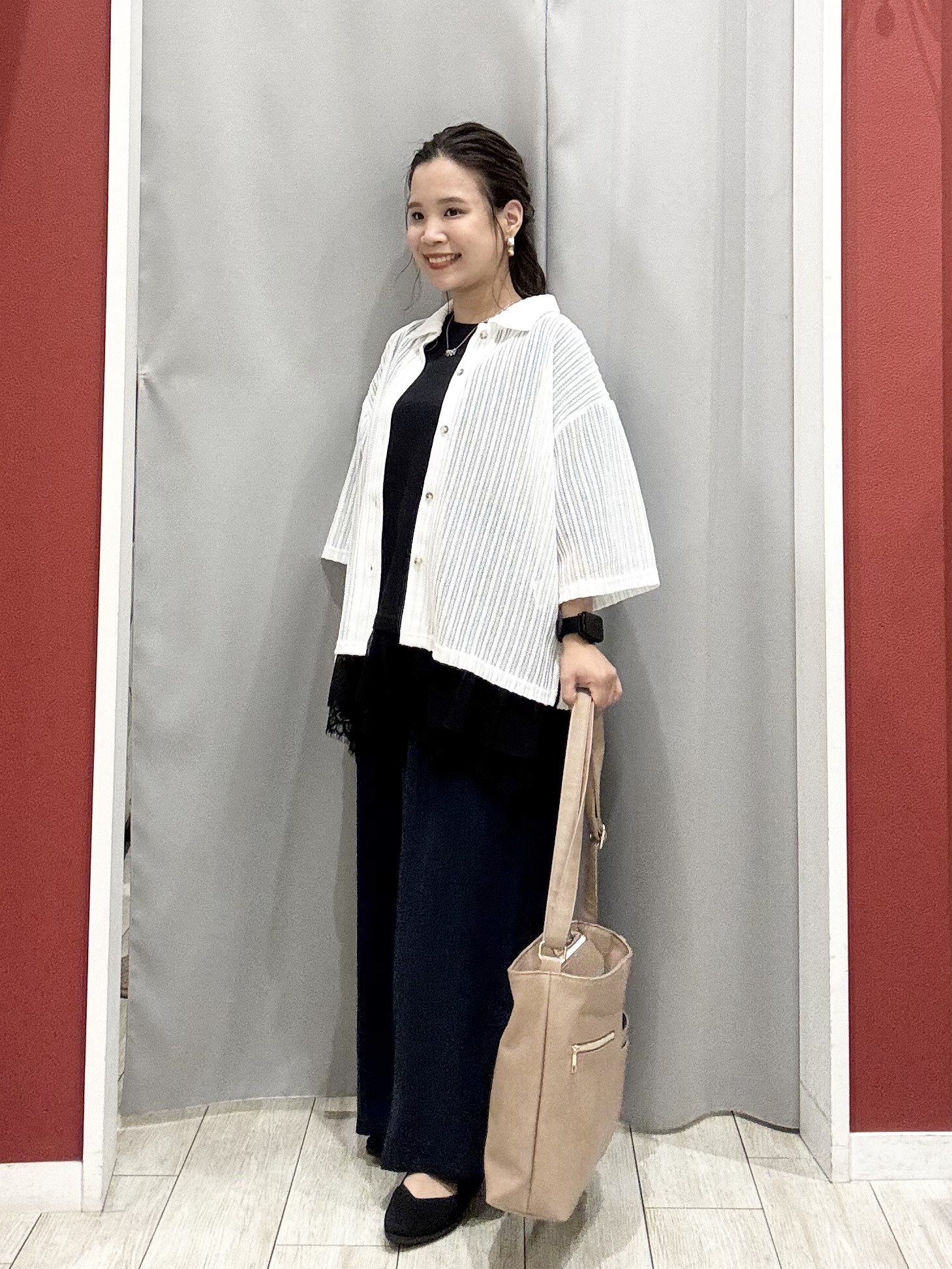 shioさんの「SHOO･LA･RUE｜【洗濯機可/S-LL】軽やかで涼しげな 透かしレース風前開きシャツ」を使ったコーディネート