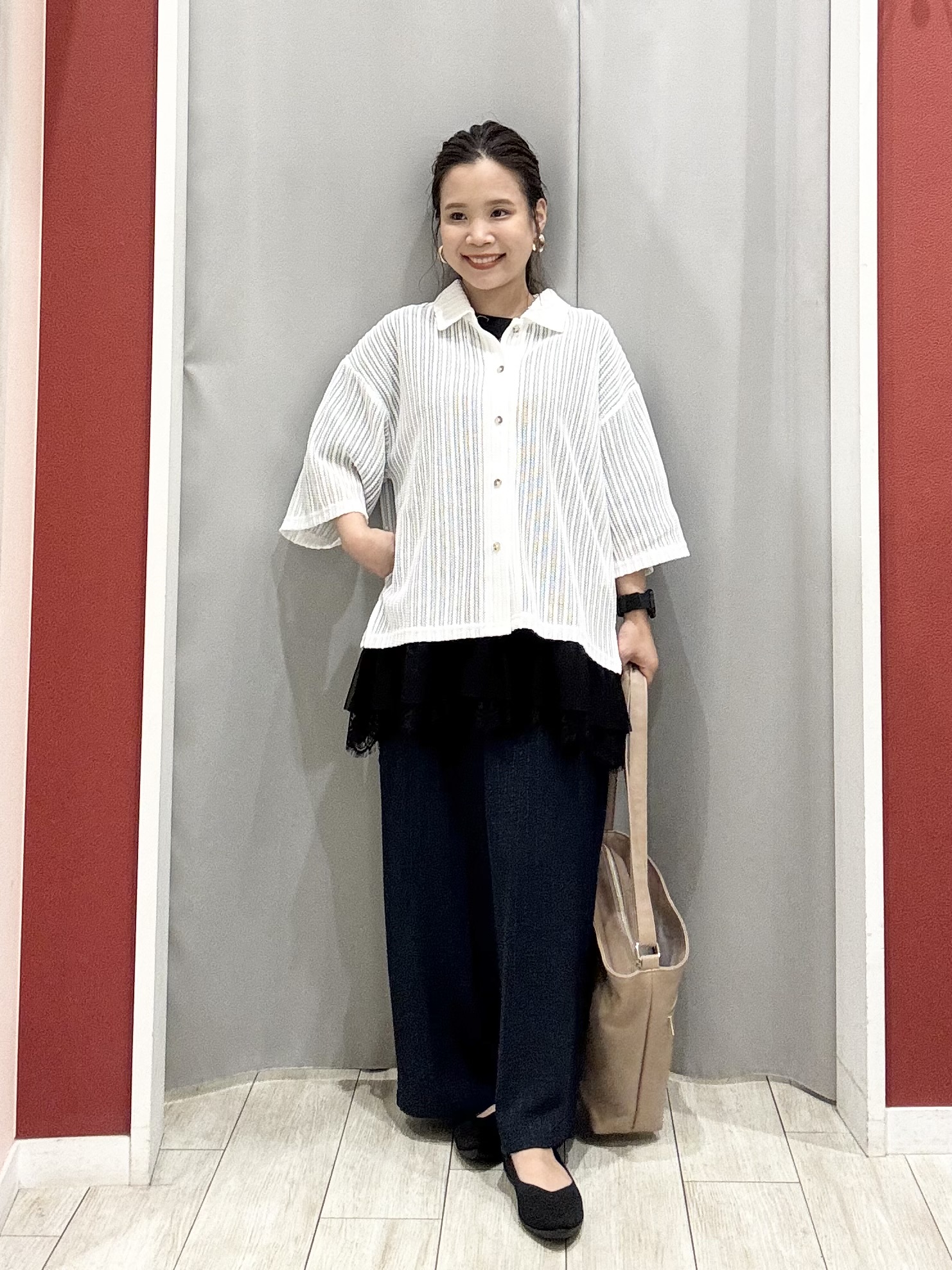 shioさんの「SHOO･LA･RUE｜【洗濯機可/S-LL】軽やかで涼しげな 透かしレース風前開きシャツ」を使ったコーディネート
