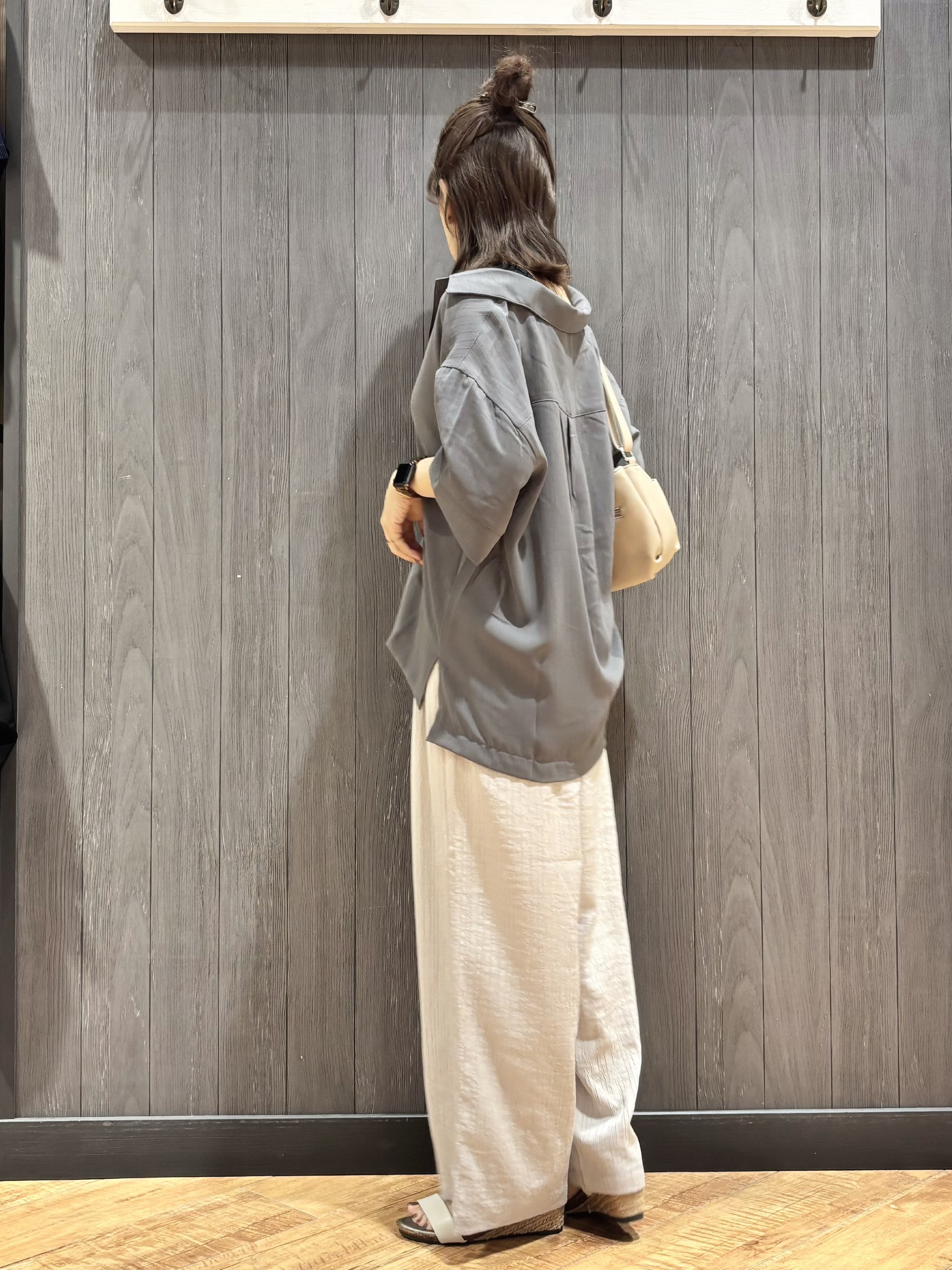 meiさんの「SHOO･LA･RUE｜【通気性〇/ひんやり/S-LL】洗濯後しわになりにくい とろみストライプシャツ」を使ったコーディネート
