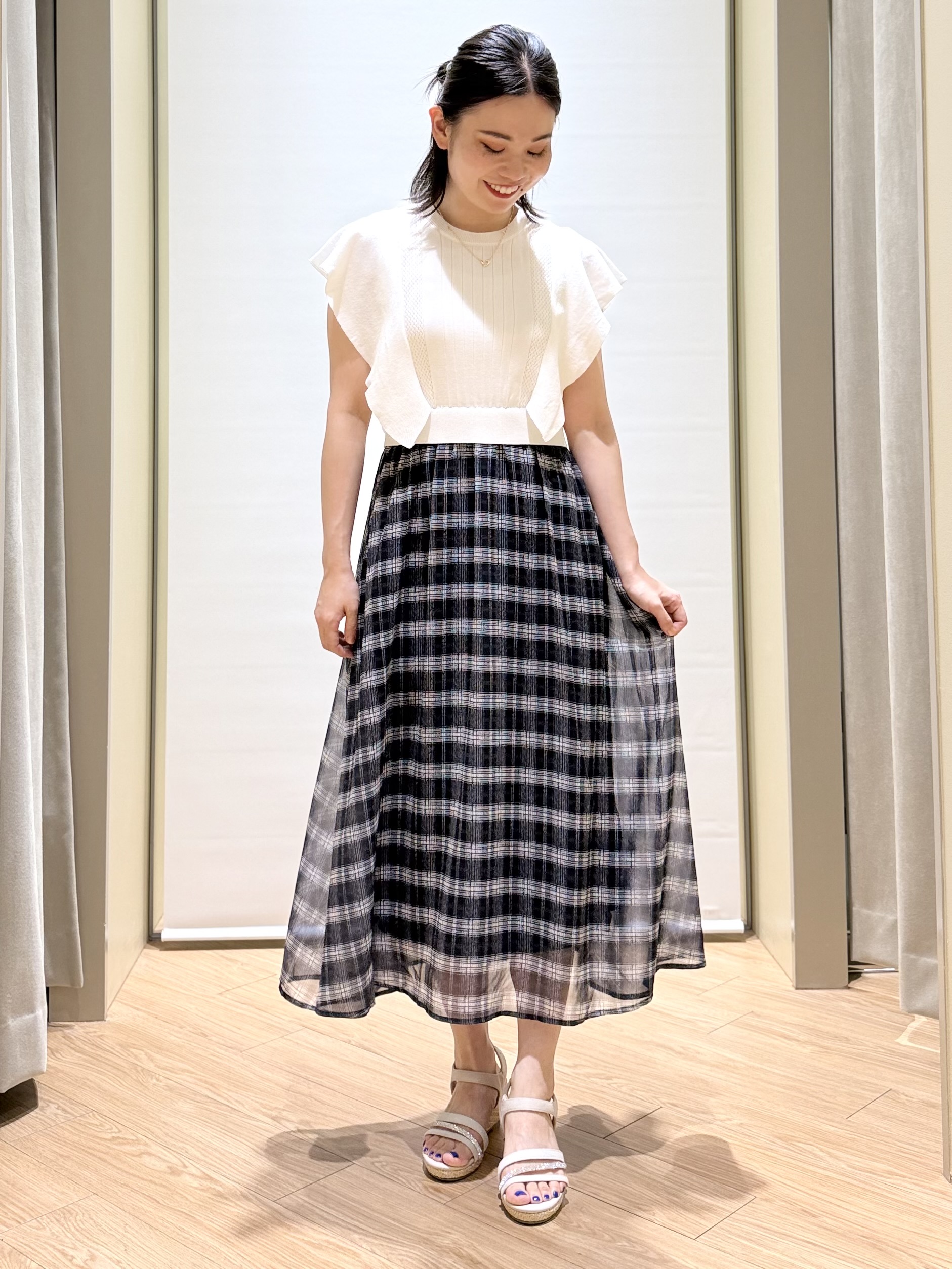 あんりさんの「grove｜【低身長さんも選べる着丈・洗濯機◎】1枚で華やか 肩フリルニットドッキングワンピース」を使ったコーディネート
