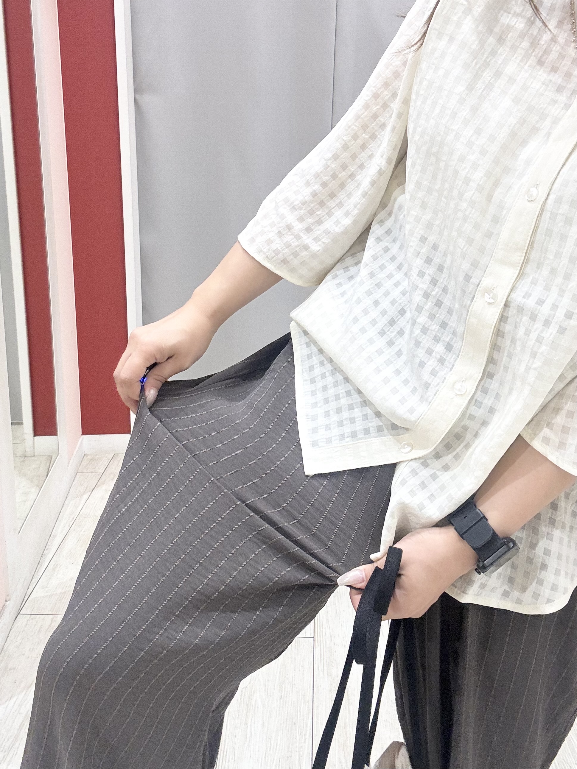 shioさんの「SHOO･LA･RUE｜【お袖丈選べる/UV/毛玉になりにくい】配色デザインがポイント ひんやりボタンレスカーディガン」を使ったコーディネート