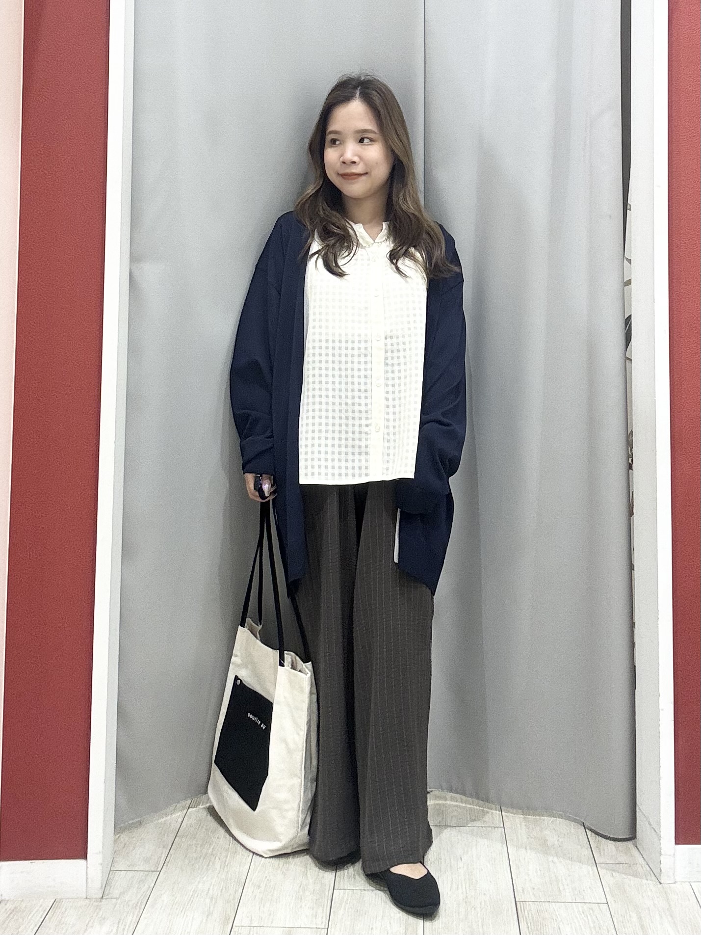 shioさんの「SHOO･LA･RUE｜【お袖丈選べる/UV/毛玉になりにくい】配色デザインがポイント ひんやりボタンレスカーディガン」を使ったコーディネート