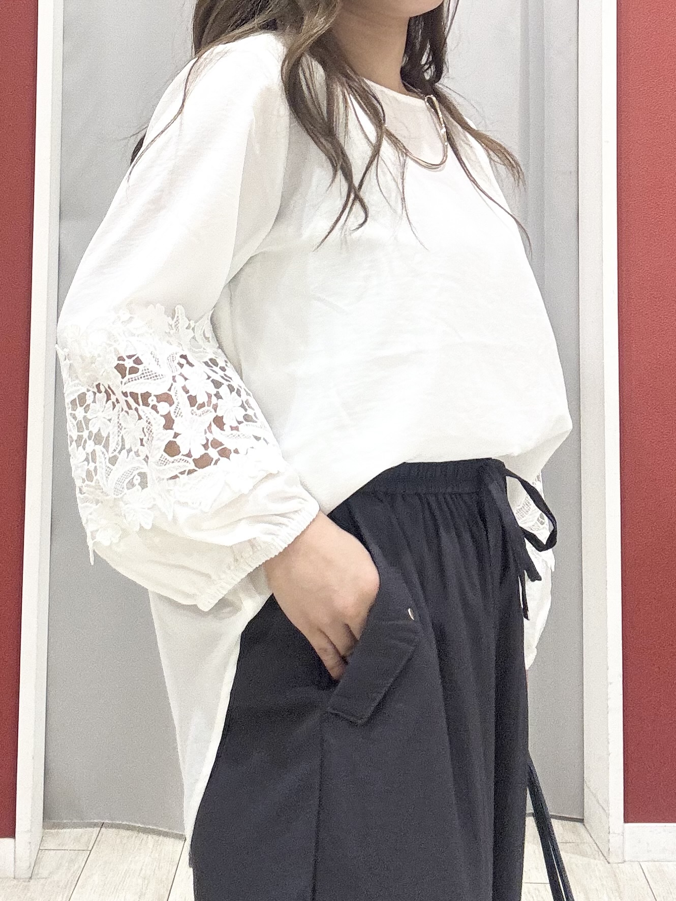 shioさんの「SHOO･LA･RUE｜【洗濯機可/S-LL/洗濯後しわになりにくい】お袖レースデザインブラウス」を使ったコーディネート