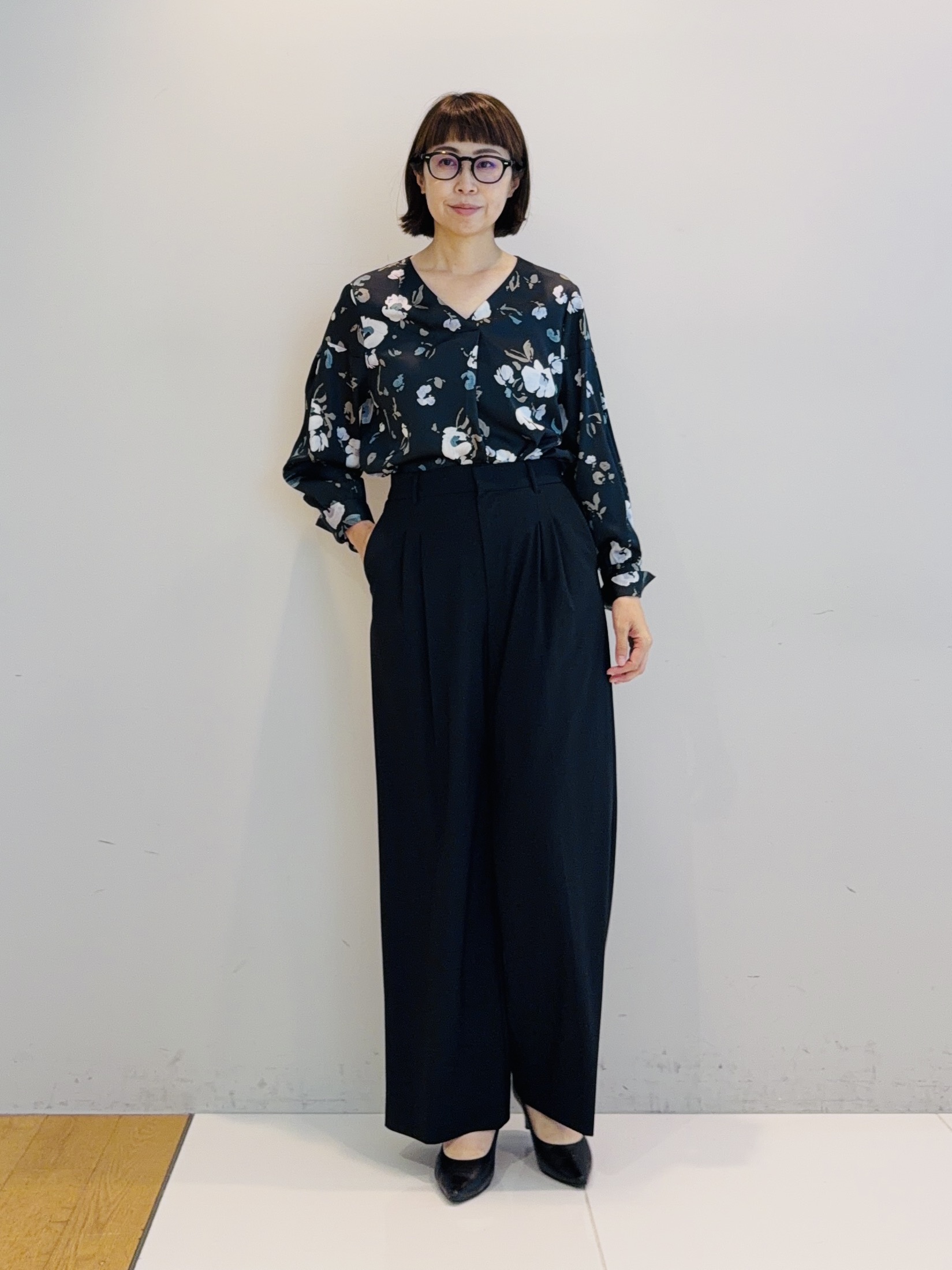 murayamaさんの「INDIVI｜【高ストレッチ／撥水／接触冷感】リラックス タックワイドパンツ」を使ったコーディネート