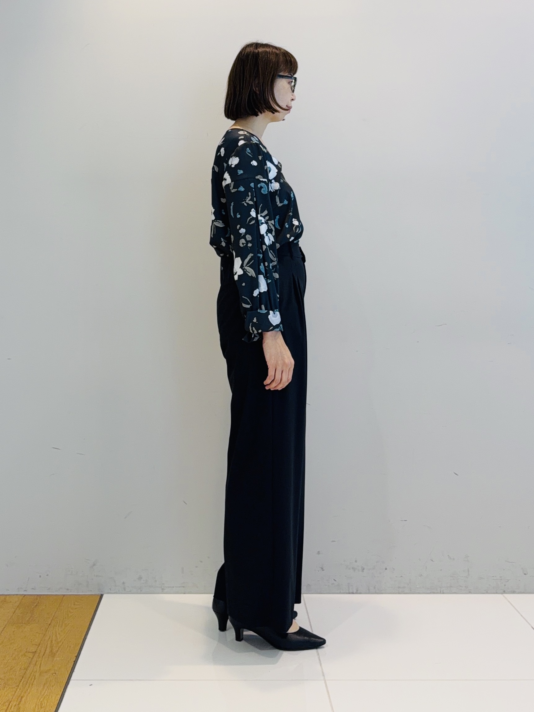 murayamaさんの「INDIVI｜【高ストレッチ／撥水／接触冷感】リラックス タックワイドパンツ」を使ったコーディネート