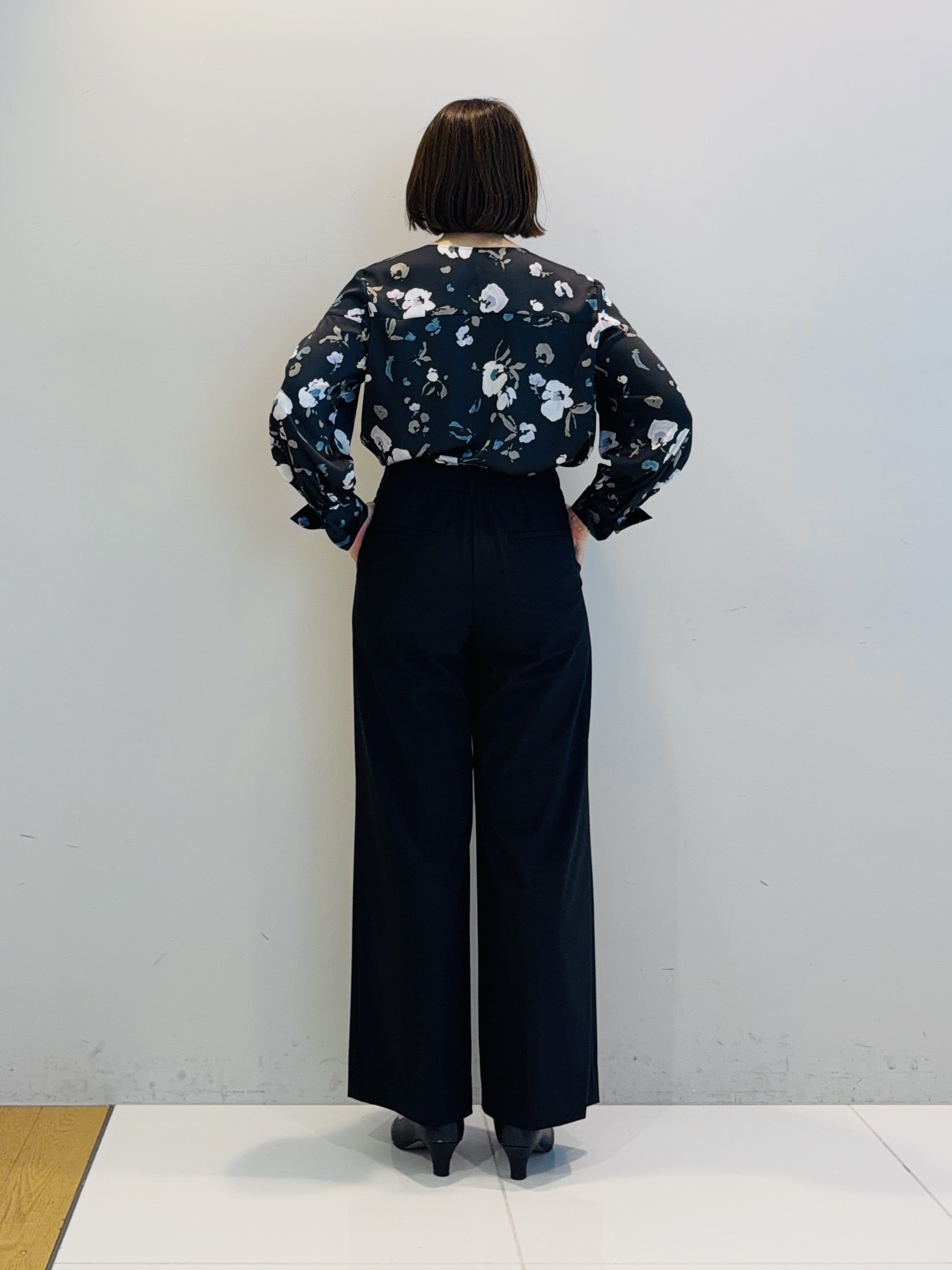 murayamaさんの「INDIVI｜【高ストレッチ／撥水／接触冷感】リラックス タックワイドパンツ」を使ったコーディネート