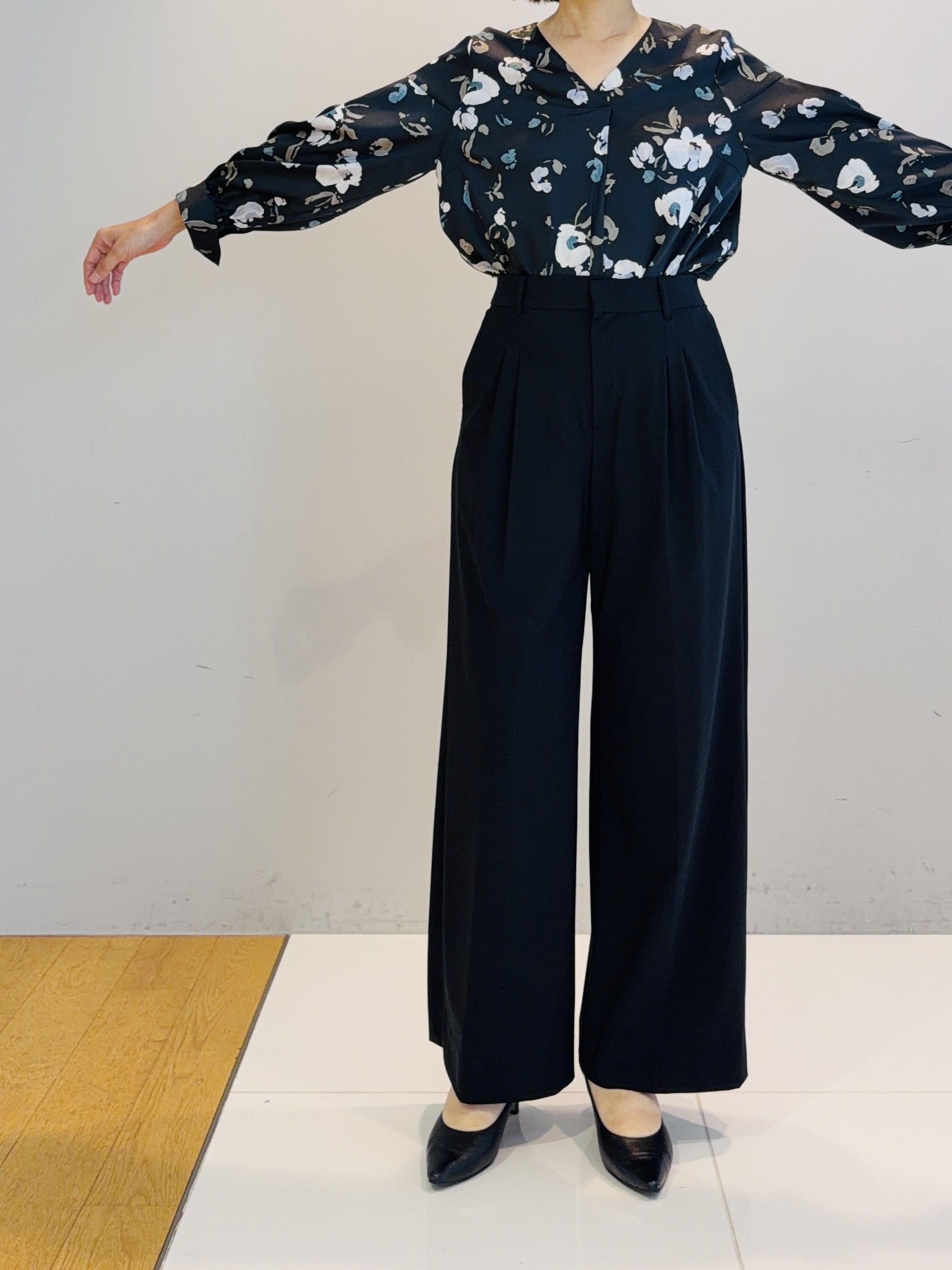 murayamaさんの「INDIVI｜【高ストレッチ／撥水／接触冷感】リラックス タックワイドパンツ」を使ったコーディネート