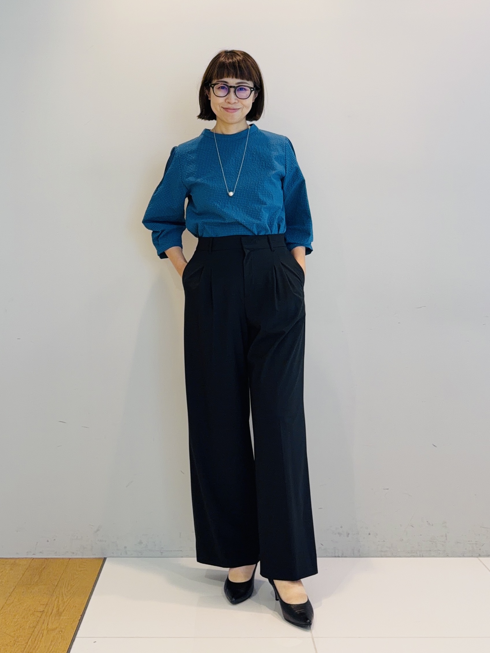 murayamaさんの「INDIVI｜【高ストレッチ／撥水／接触冷感】リラックス タックワイドパンツ」を使ったコーディネート