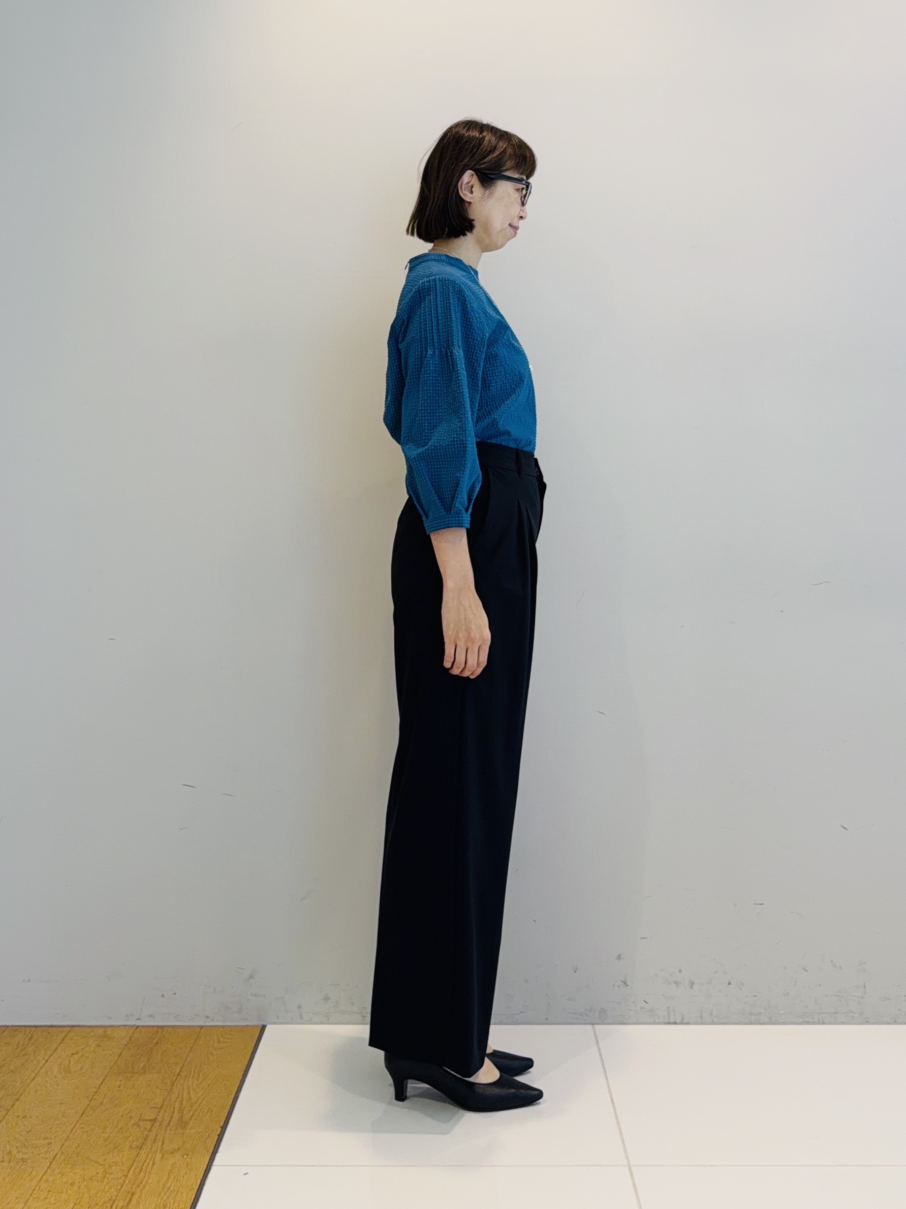 murayamaさんの「INDIVI｜【高ストレッチ／撥水／接触冷感】リラックス タックワイドパンツ」を使ったコーディネート