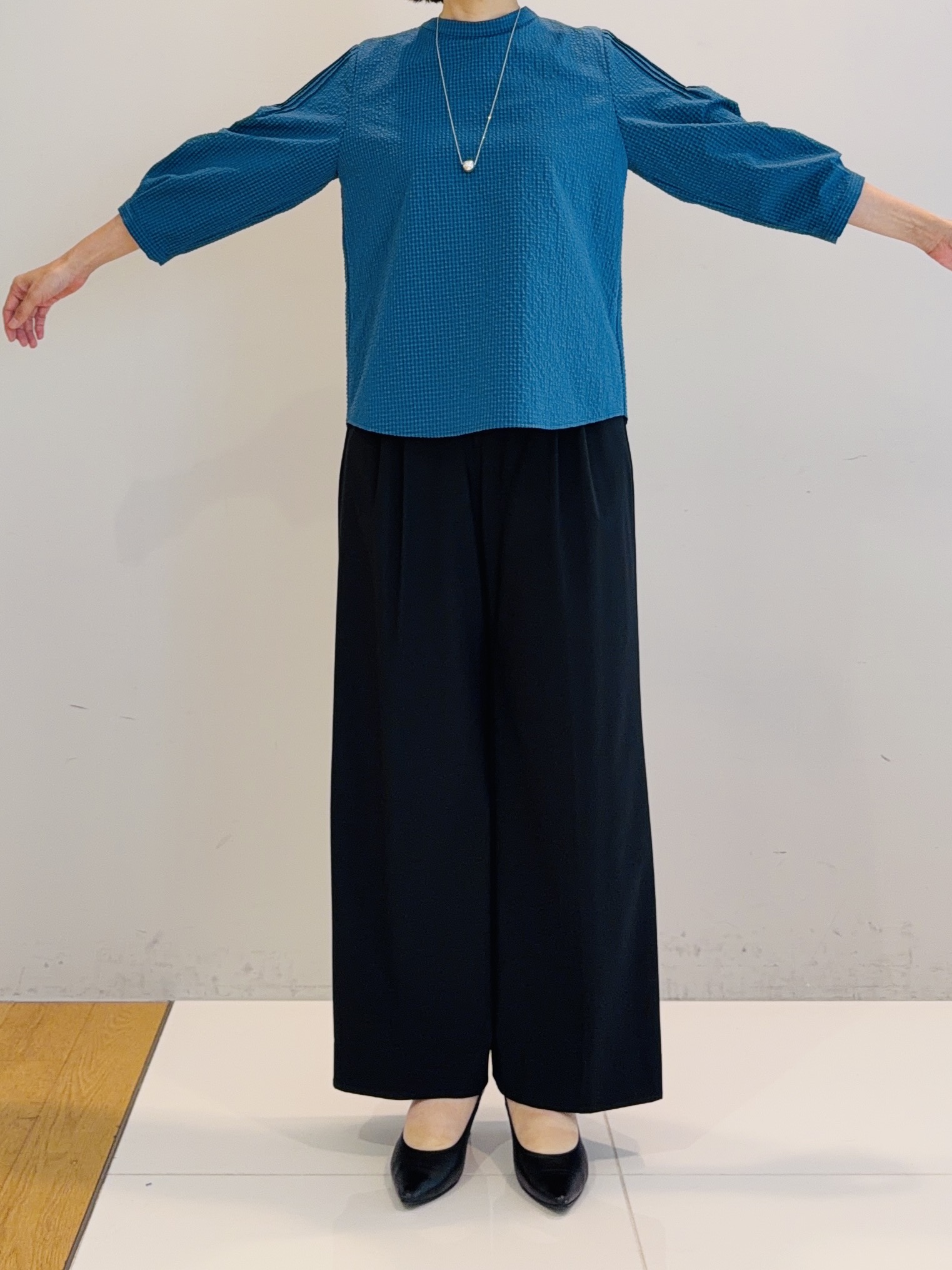 murayamaさんの「INDIVI｜【高ストレッチ／撥水／接触冷感】リラックス タックワイドパンツ」を使ったコーディネート