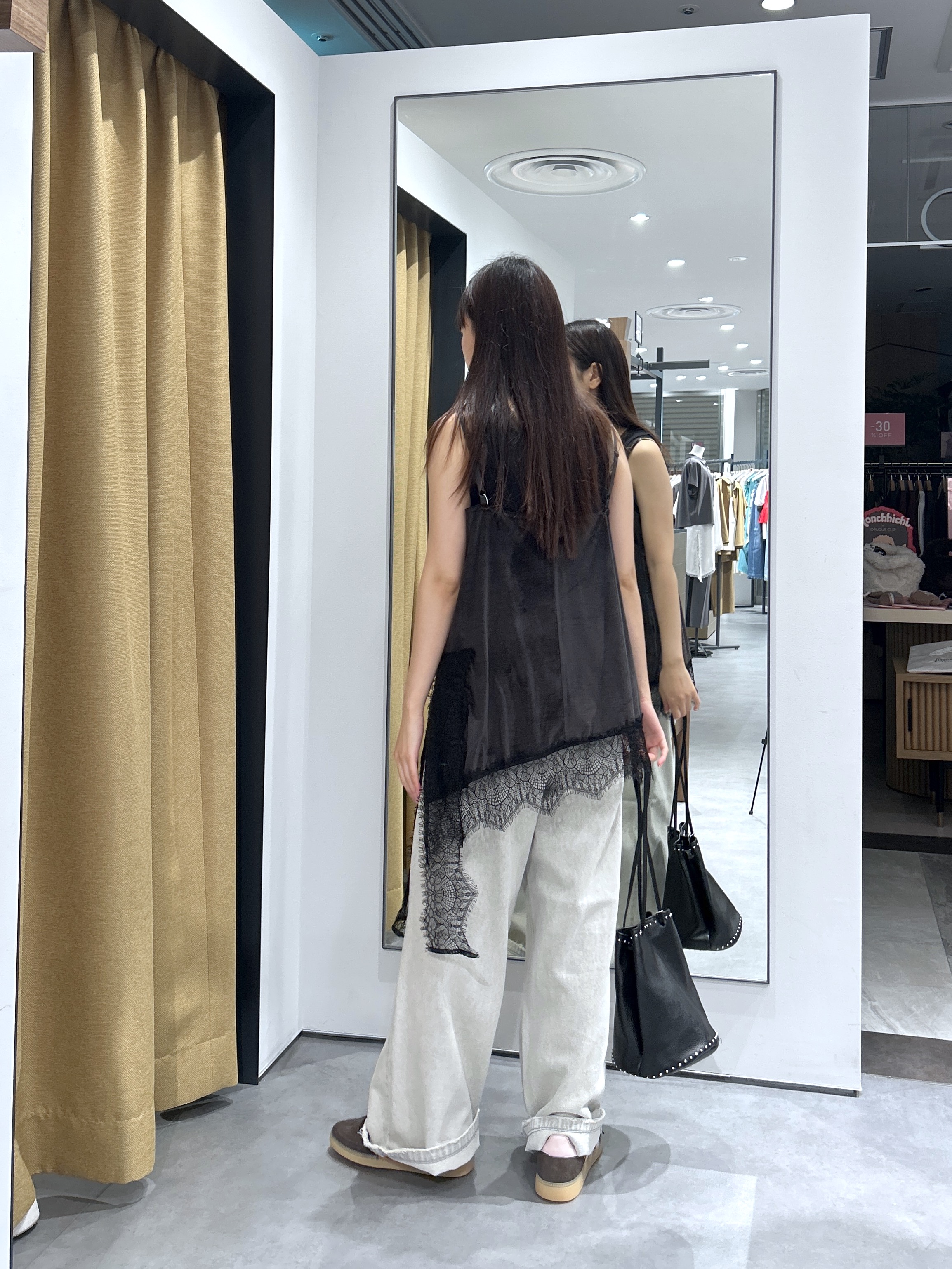 Renoさんの「INDIVI｜レース切替ベロアキャミ」を使ったコーディネート