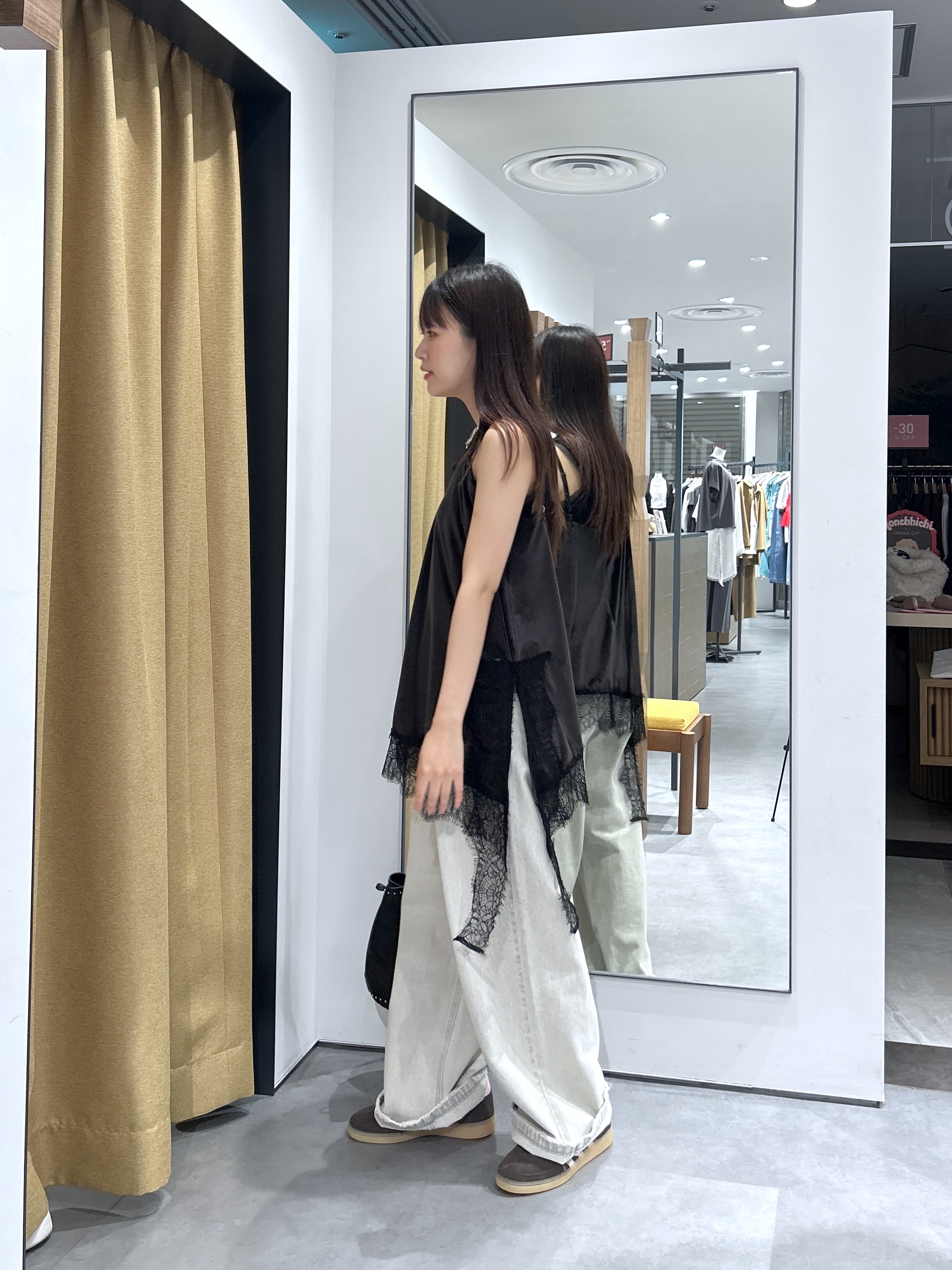 Renoさんの「INDIVI｜レース切替ベロアキャミ」を使ったコーディネート