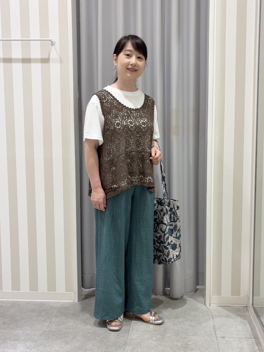 vanseさんの「SHOO･LA･RUE｜【2点セット/体型カバー】クロシェ編みベスト+ロゴT」を使ったコーディネート