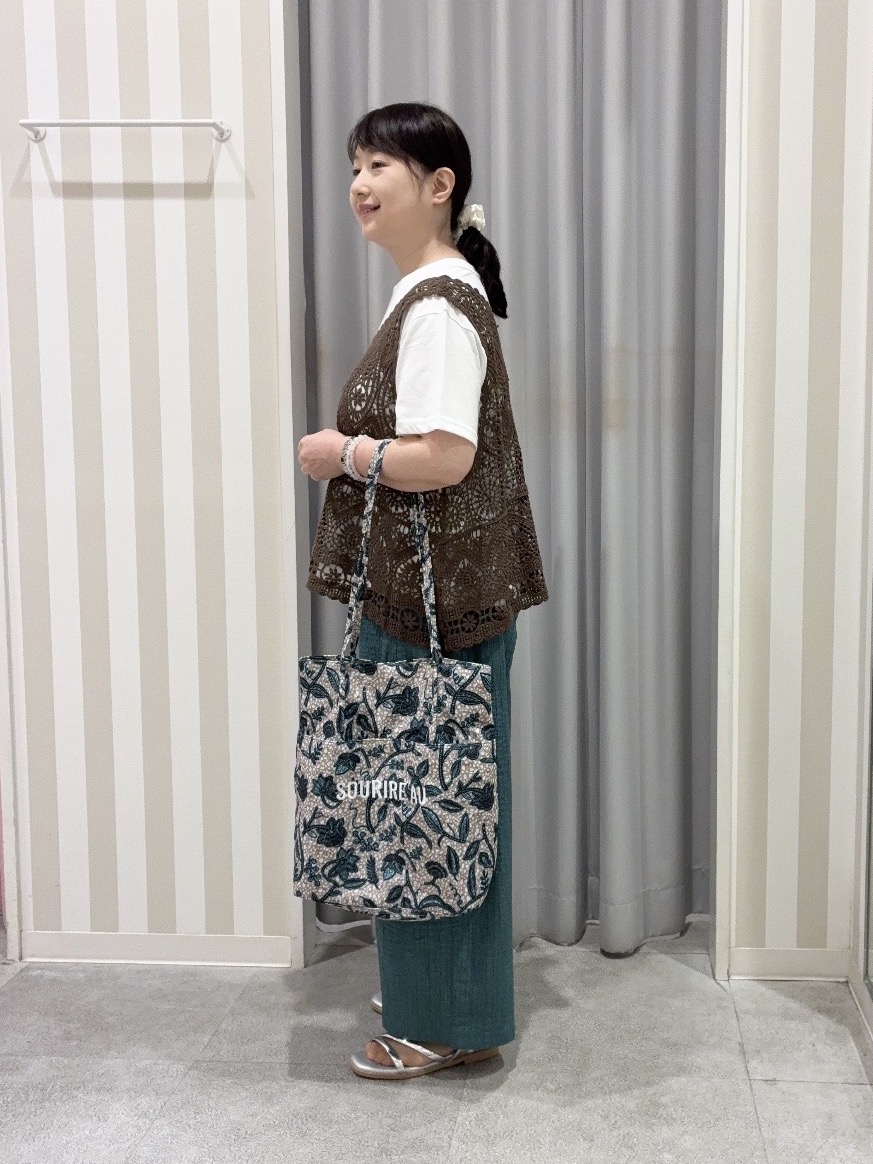 vanseさんの「SHOO･LA･RUE｜【2点セット/体型カバー】クロシェ編みベスト+ロゴT」を使ったコーディネート