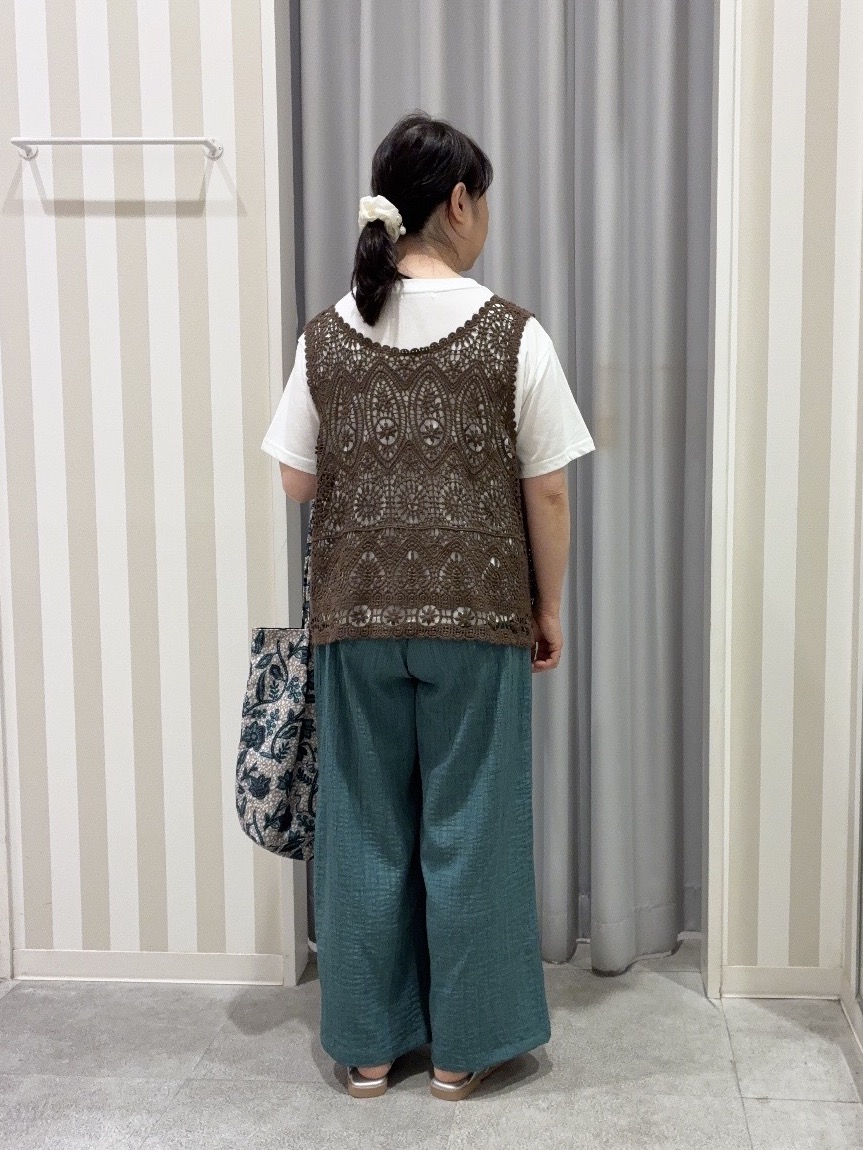 vanseさんの「SHOO･LA･RUE｜【2点セット/体型カバー】クロシェ編みベスト+ロゴT」を使ったコーディネート