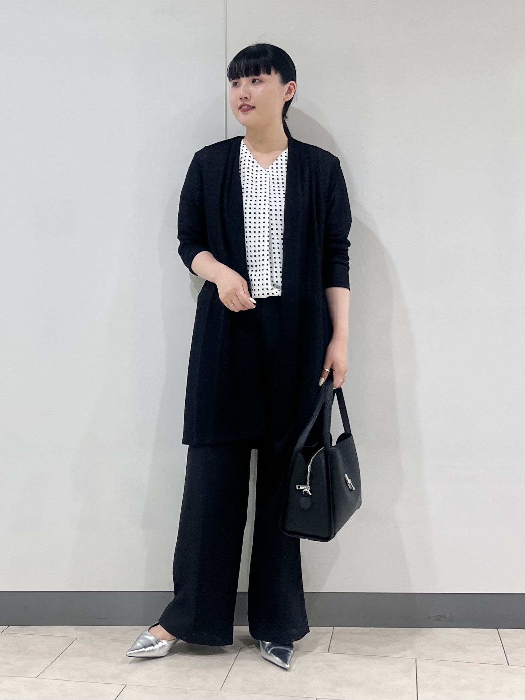 hasuさんの「INDIVI｜【洗える／アンサンブル可能】シアーストライプカーディガン」を使ったコーディネート