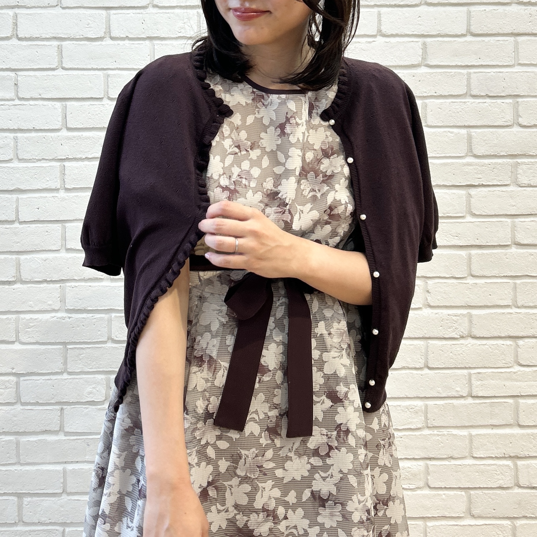 shinoさんの「Couture brooch｜【洗える】透かし編み 半袖フリルカーデ」を使ったコーディネート