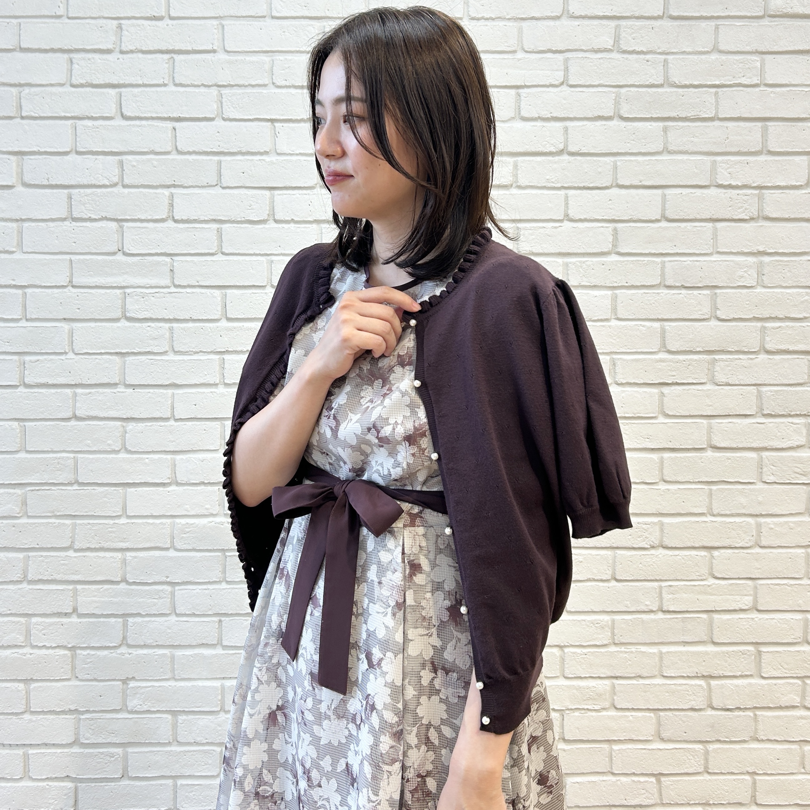 shinoさんの「Couture brooch｜【洗える】透かし編み 半袖フリルカーデ」を使ったコーディネート