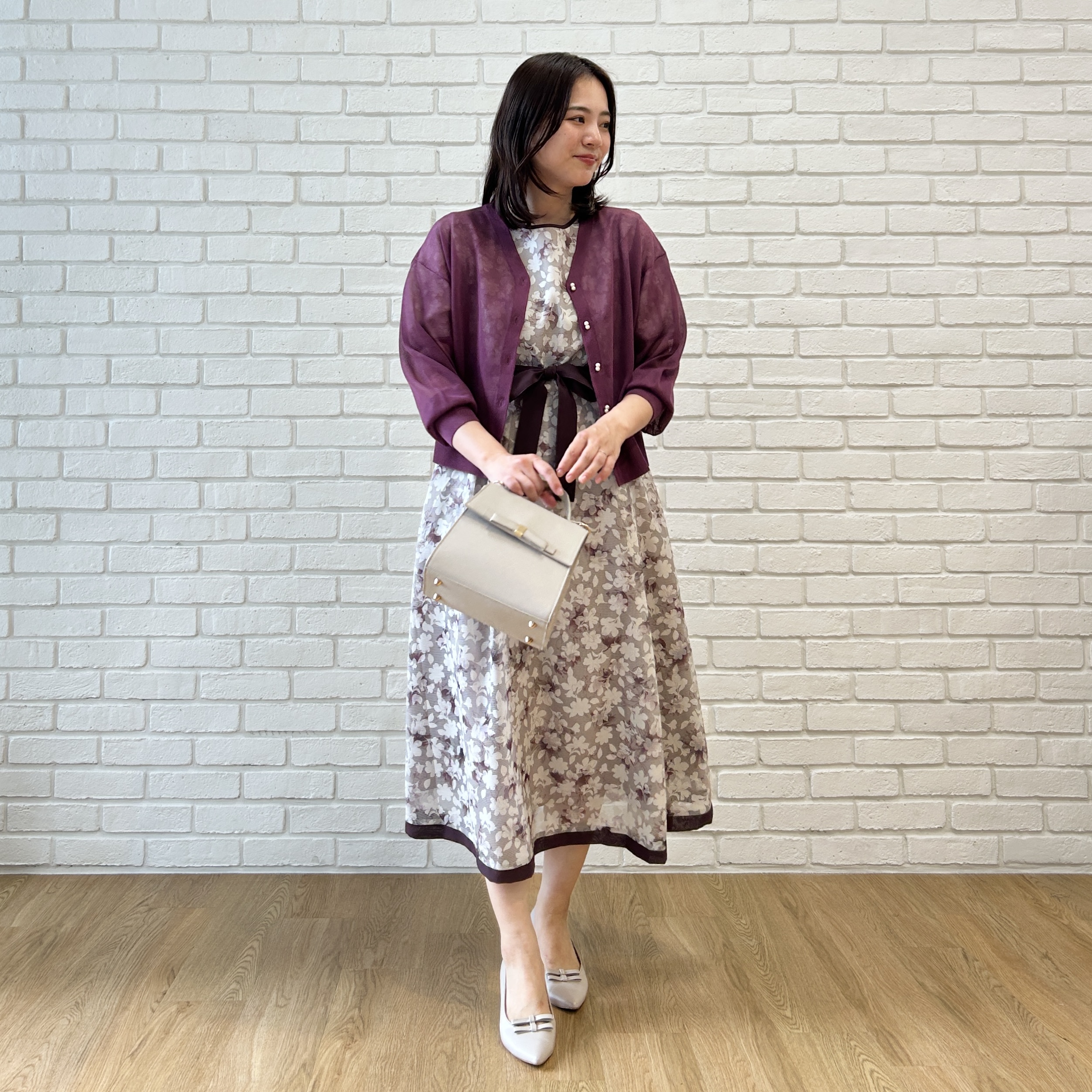 shinoさんの「Couture brooch｜【上品な透け感】ダブルパール調釦 愛されシアーカーディガン」を使ったコーディネート