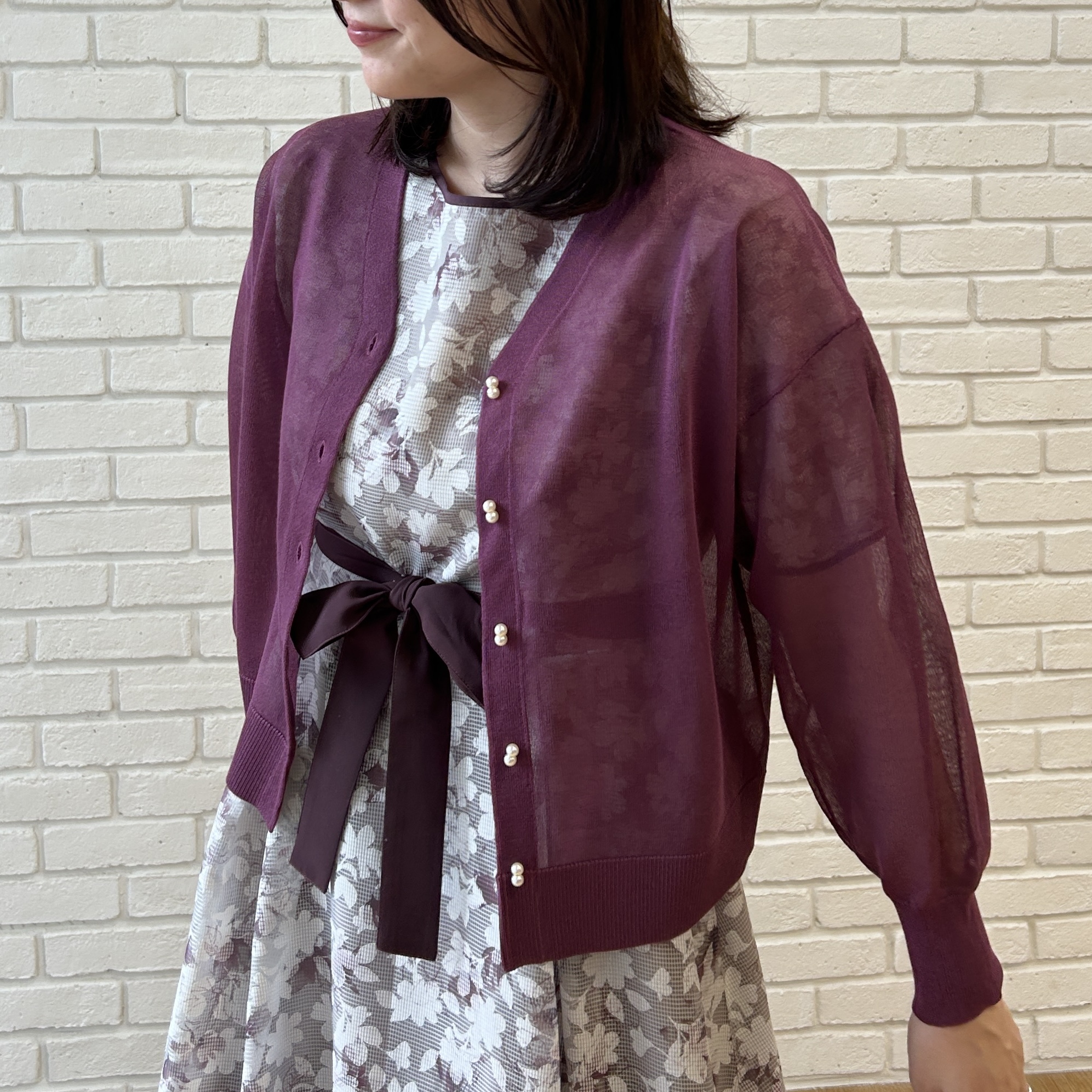 shinoさんの「Couture brooch｜【上品な透け感】ダブルパール調釦 愛されシアーカーディガン」を使ったコーディネート