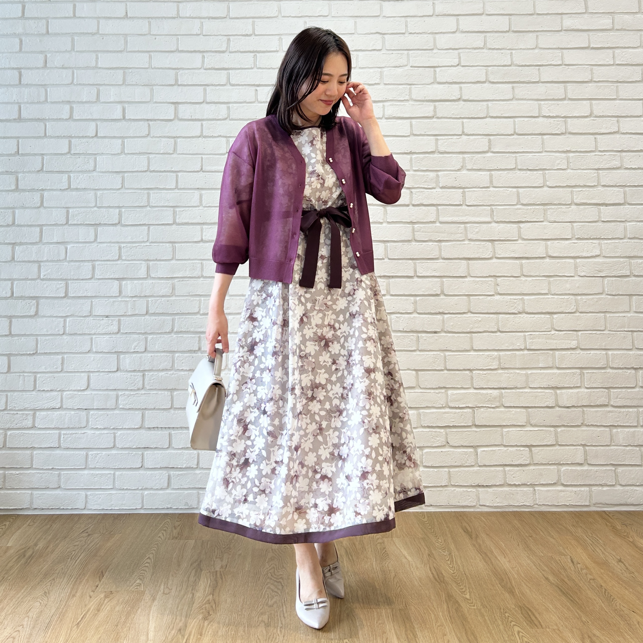 shinoさんの「Couture brooch｜【上品な透け感】ダブルパール調釦 愛されシアーカーディガン」を使ったコーディネート