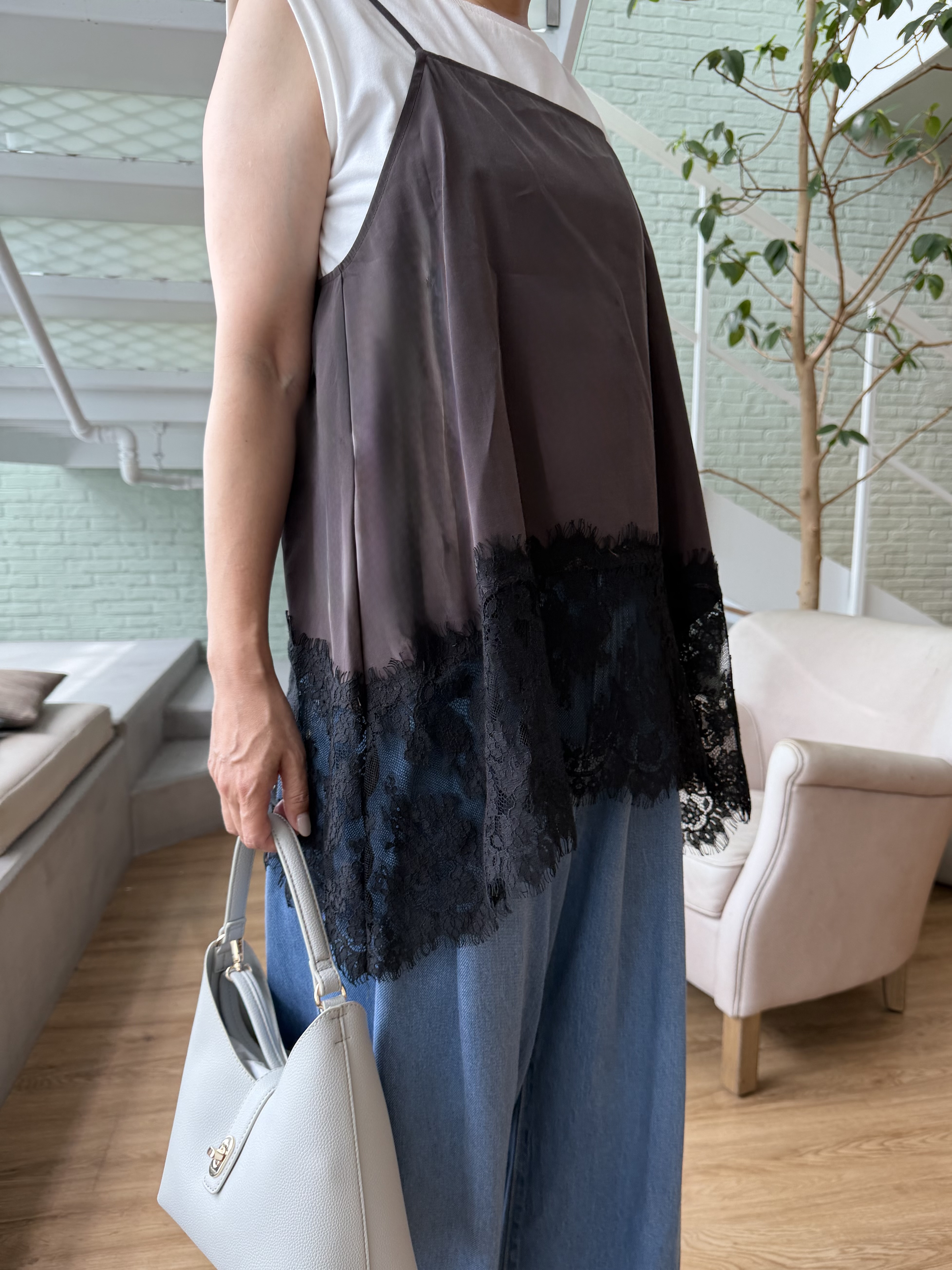 Mariko.Sさんの「OPAQUE.CLIP｜裾レース マットサテンキャミブラウス【洗濯機OK】」を使ったコーディネート