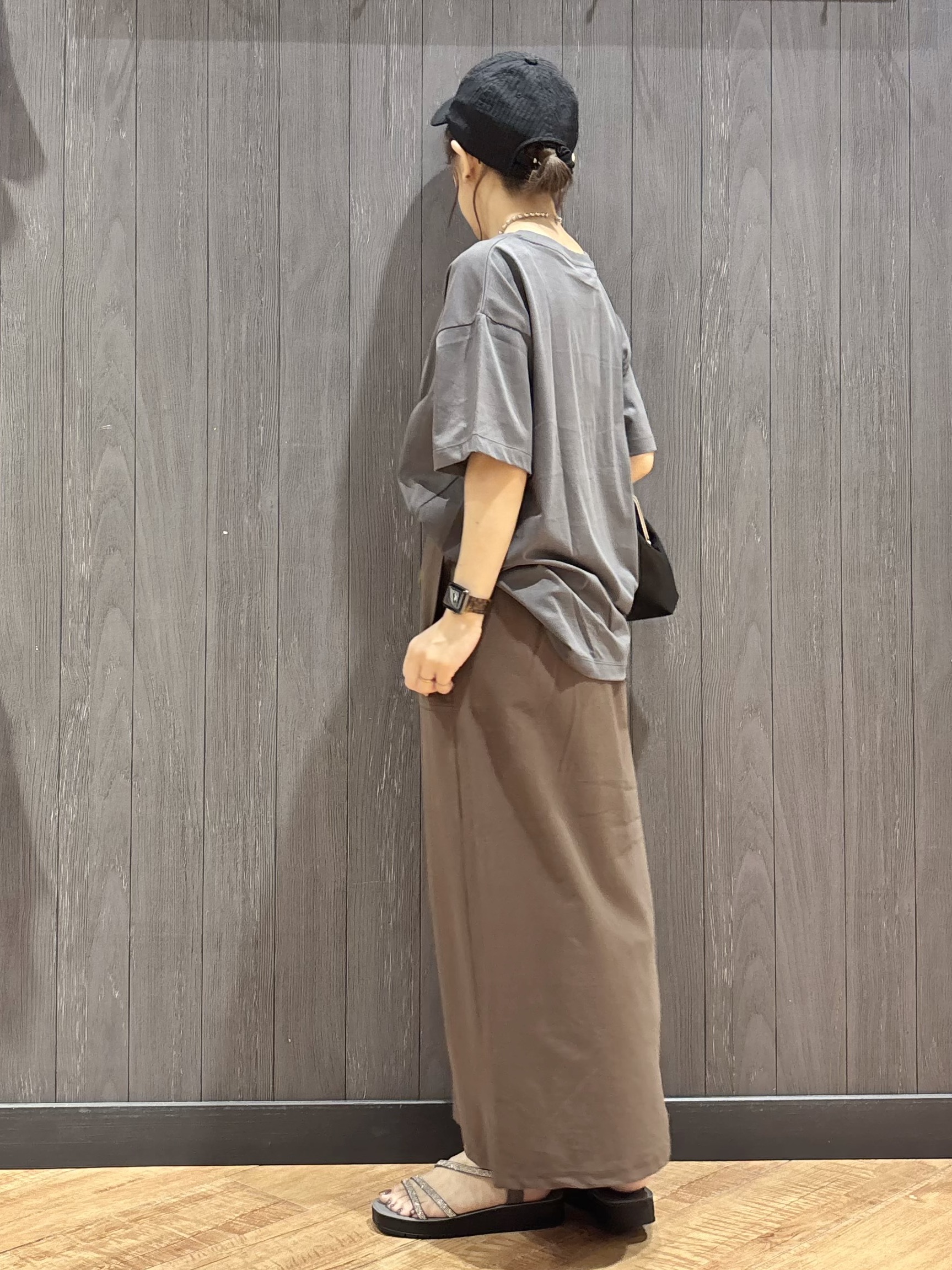 meiさんの「SHOO･LA･RUE｜【ひんやり/体型カバー】プリントデザインが目を惹く 裾シャーリングTシャツ」を使ったコーディネート