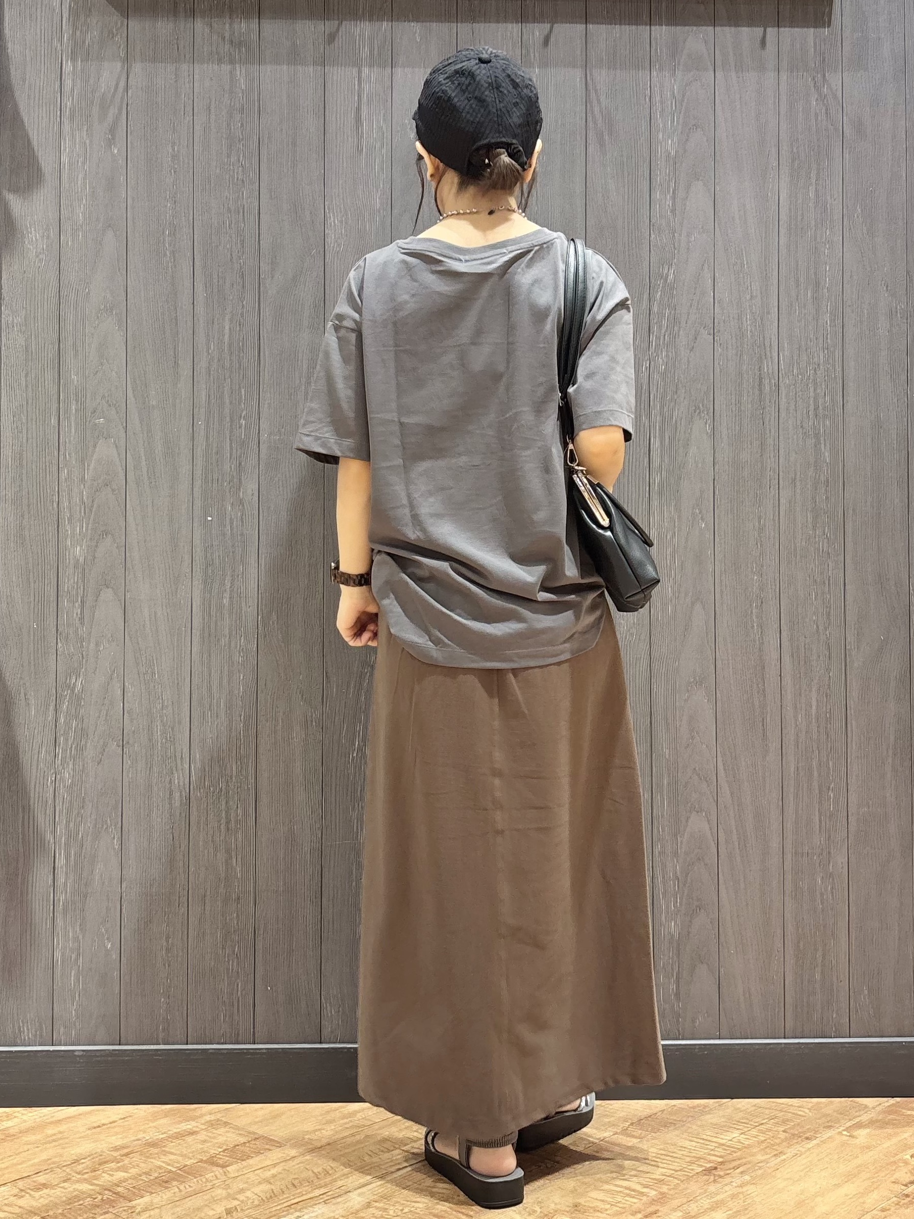 meiさんの「SHOO･LA･RUE｜【ひんやり/体型カバー】プリントデザインが目を惹く 裾シャーリングTシャツ」を使ったコーディネート
