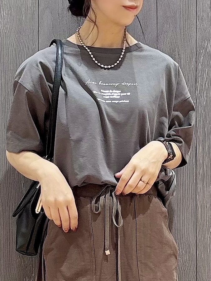 meiさんの「SHOO･LA･RUE｜【ひんやり/体型カバー】プリントデザインが目を惹く 裾シャーリングTシャツ」を使ったコーディネート
