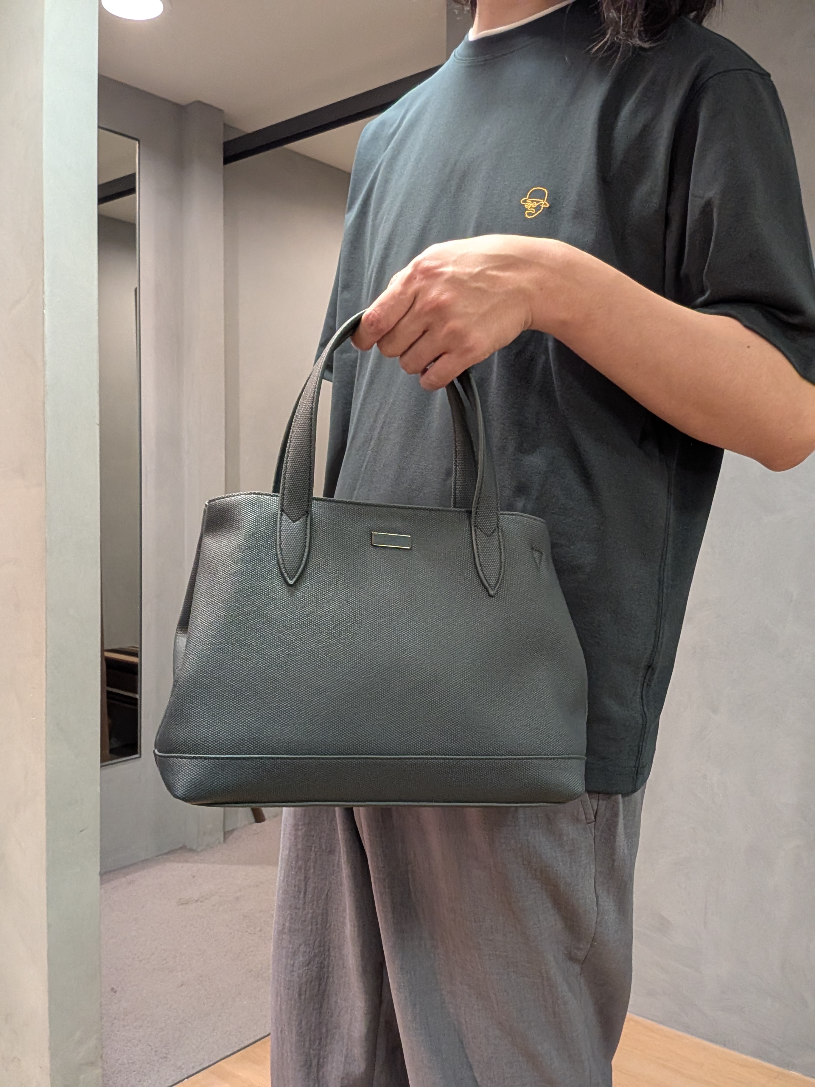 yasuさんの「TAKEO KIKUCHI｜【汗染み軽減/接触冷感】フェイクレイヤード ワンポイント刺繍Ｔシャツ」を使ったコーディネート