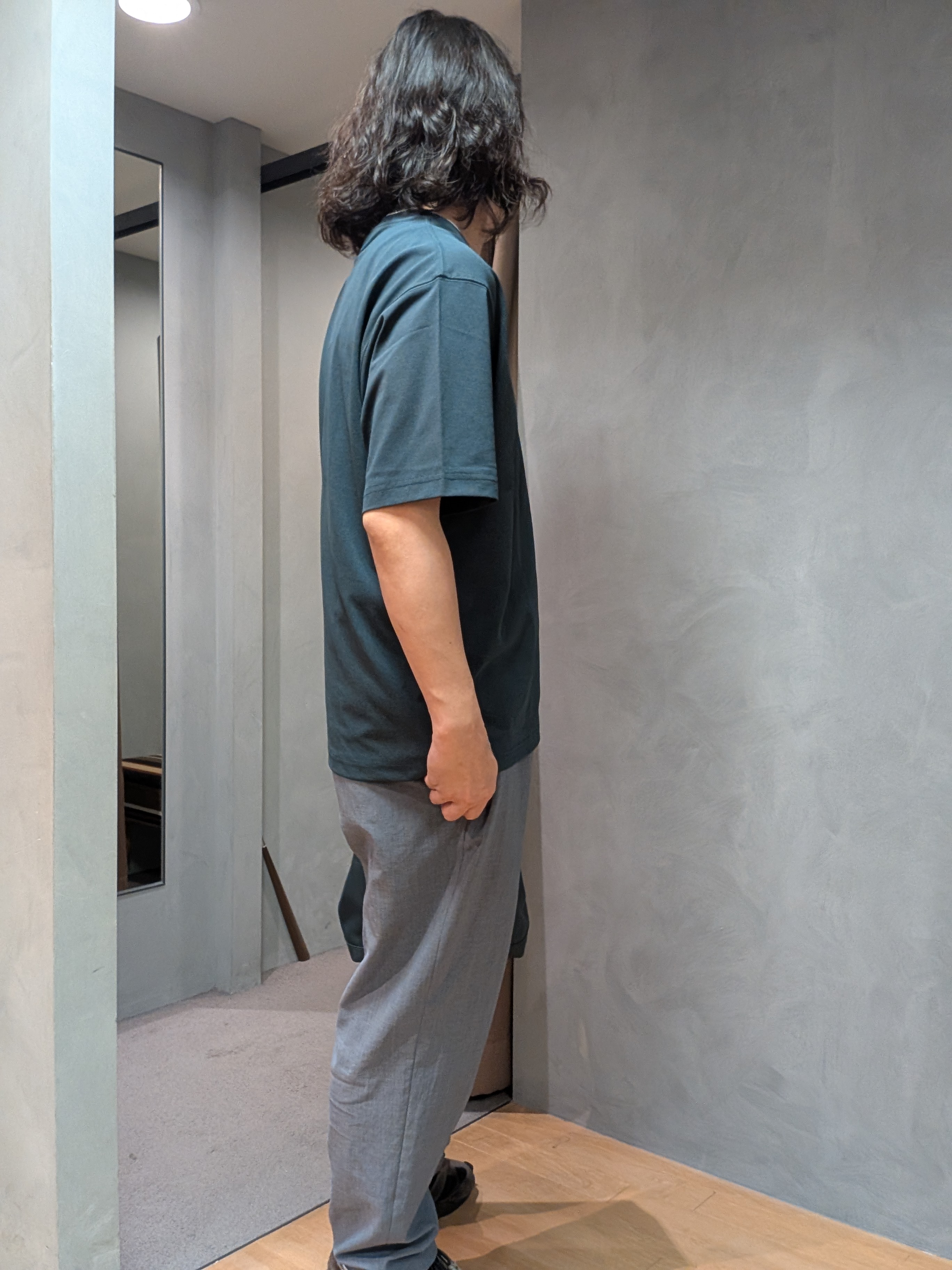 yasuさんの「TAKEO KIKUCHI｜【汗染み軽減/接触冷感】フェイクレイヤード ワンポイント刺繍Ｔシャツ」を使ったコーディネート