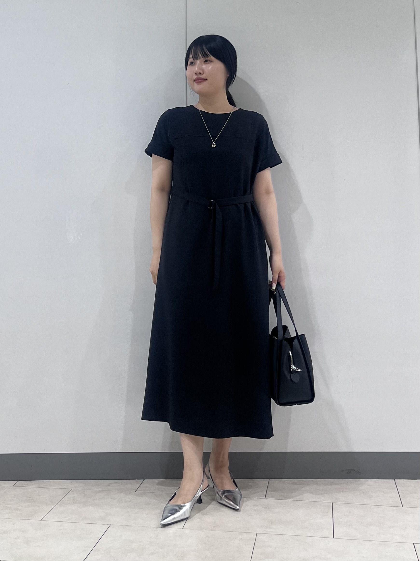 hasuさんの「INDIVI｜【華奢見え】ベルト付きナローワンピース」を使ったコーディネート