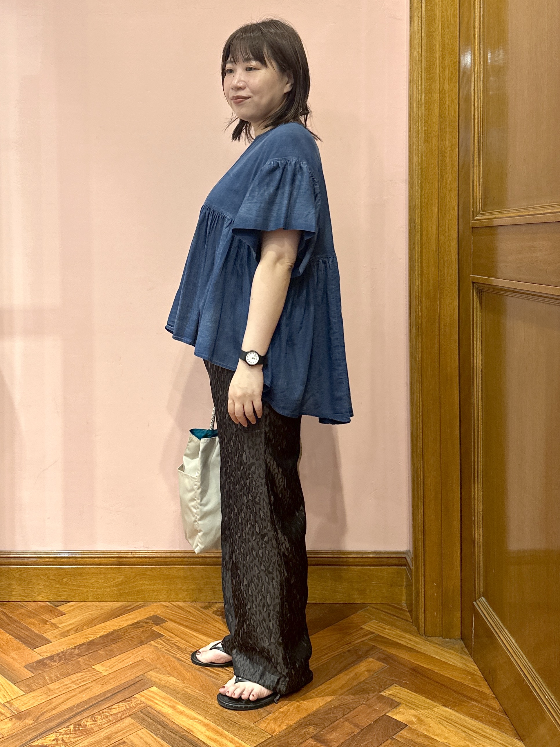 komatsuさんの「DRESSTERIOR｜【涼しく着映え】シアーデニムAラインブラウス」を使ったコーディネート