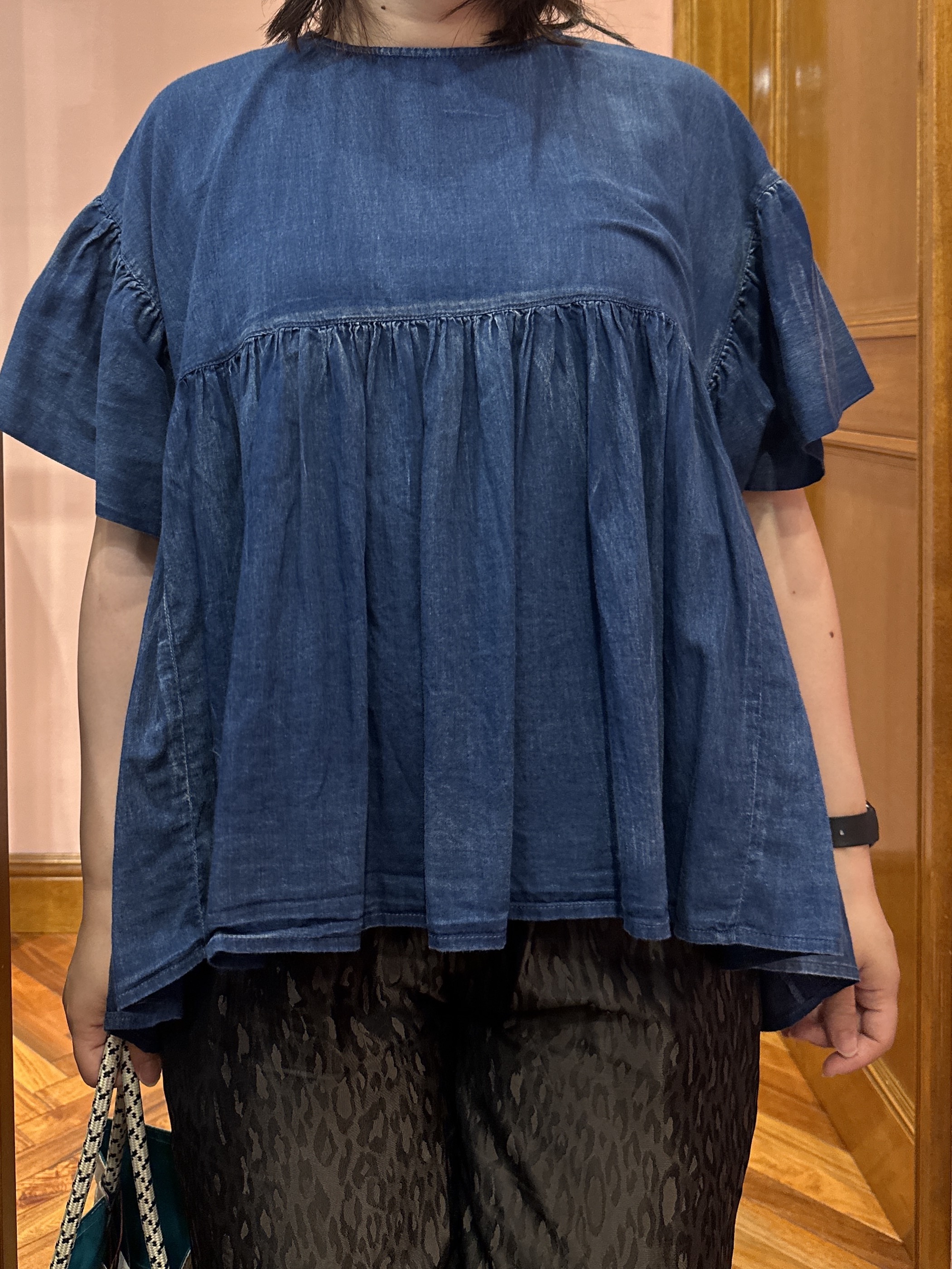 komatsuさんの「DRESSTERIOR｜【涼しく着映え】シアーデニムAラインブラウス」を使ったコーディネート